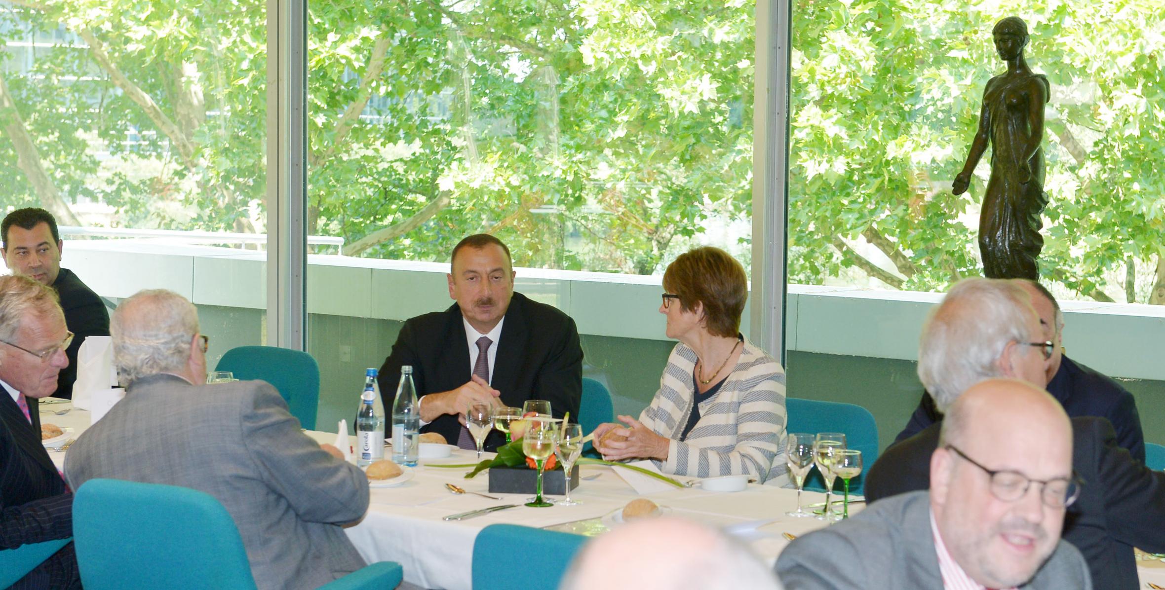 Ильхам Алиев присутствовал на обеде, данном в Страсбурге председателем Парламентской Ассамблеи Совета Европы