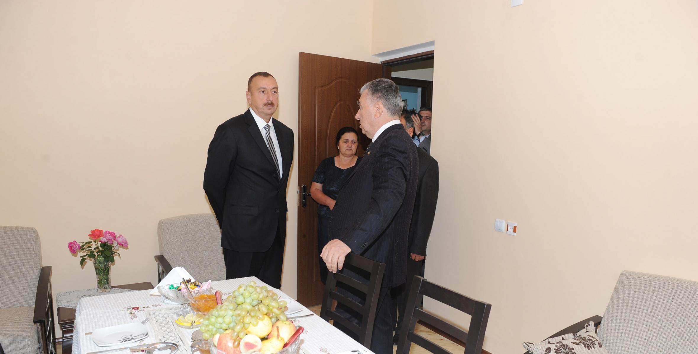 Ильхам Алиев побывал в доме вынужденного переселенца из Шуши в построенном в Шеки новом поселке