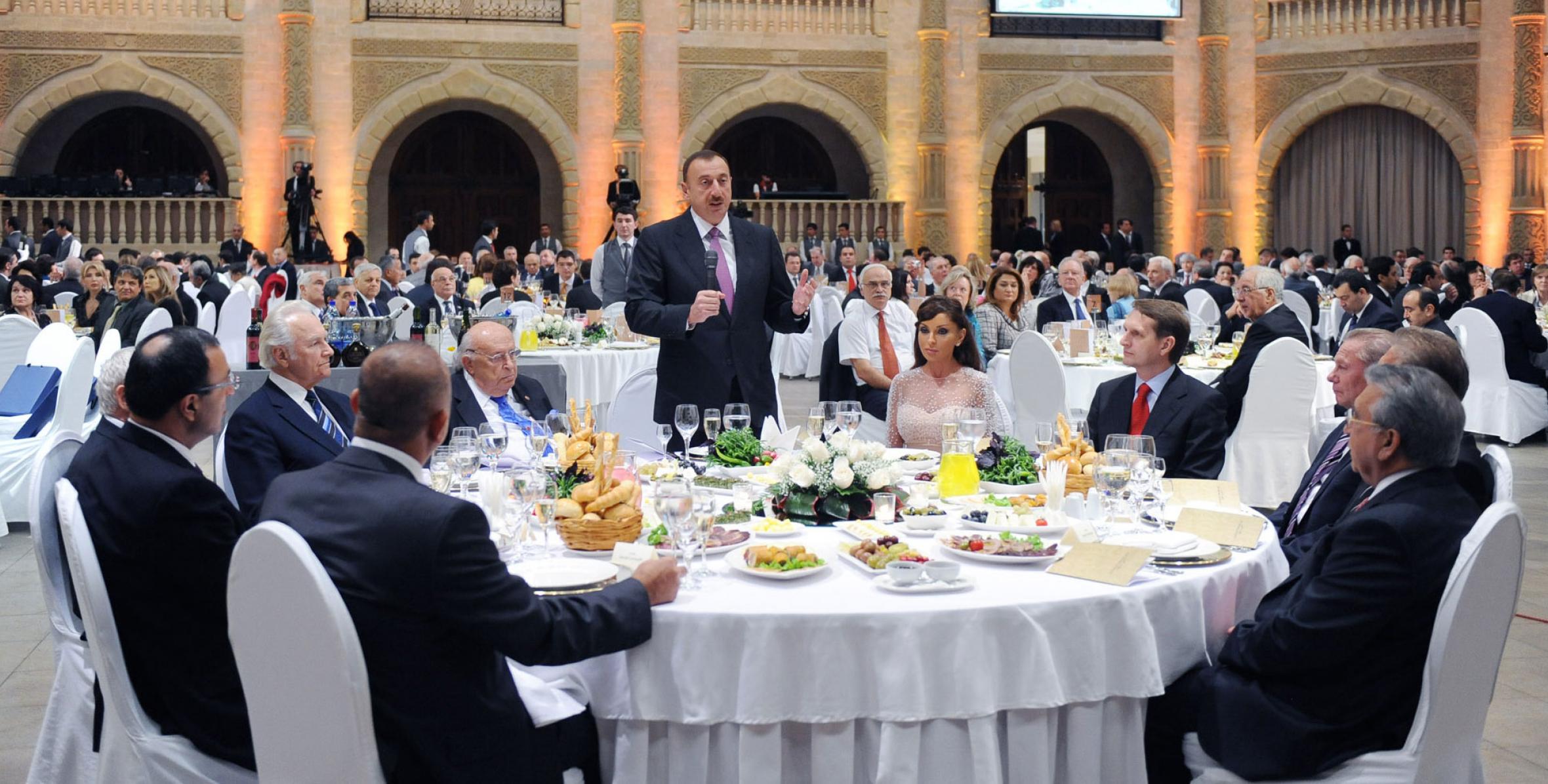 Ильхам Алиев принял участие в официальном приеме в честь участников Бакинского международного гуманитарного форума