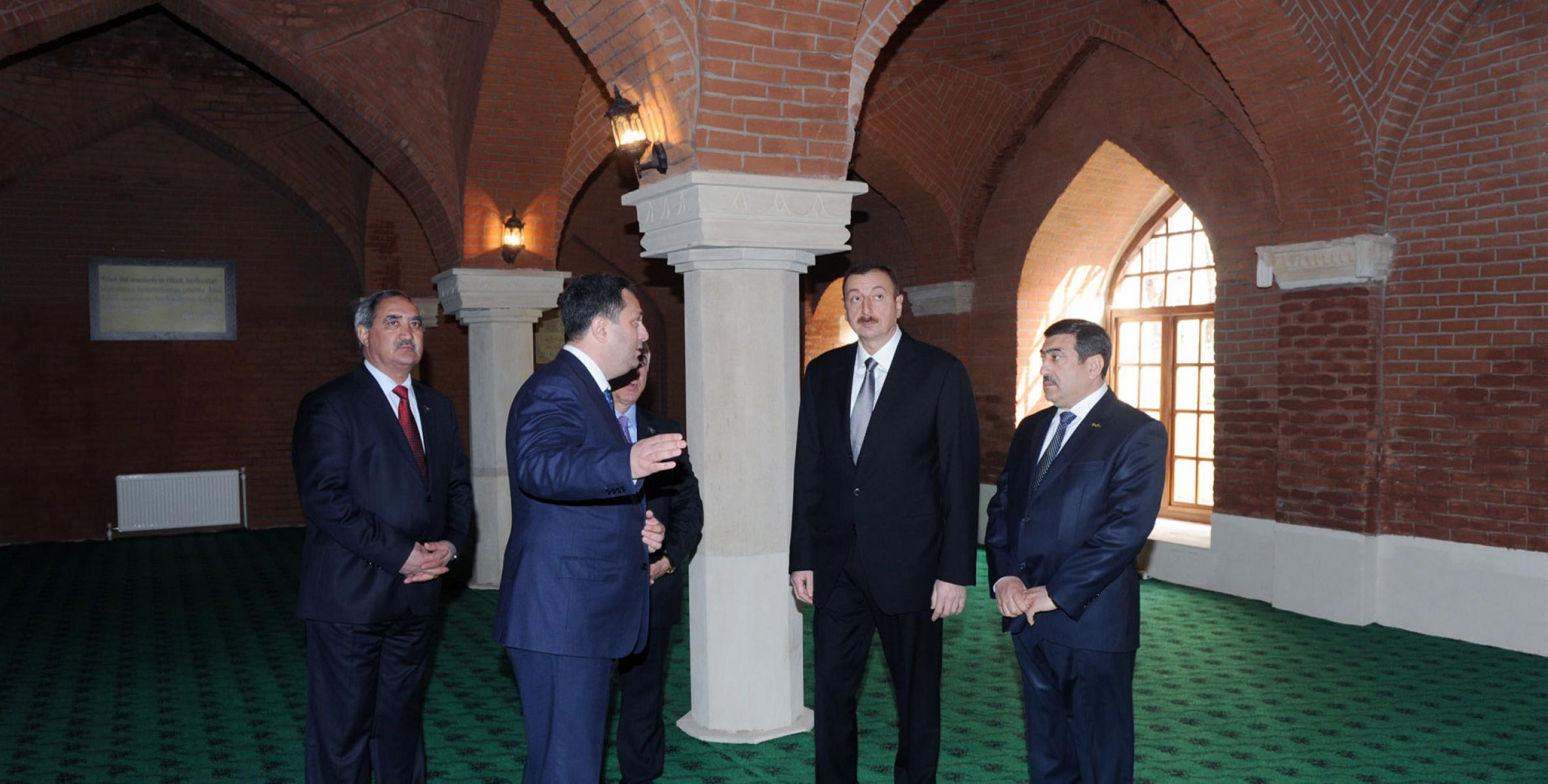 Ильхам Алиев ознакомился в Сальяне с капитально отремонтированной и отреставрированной Джума мечетью