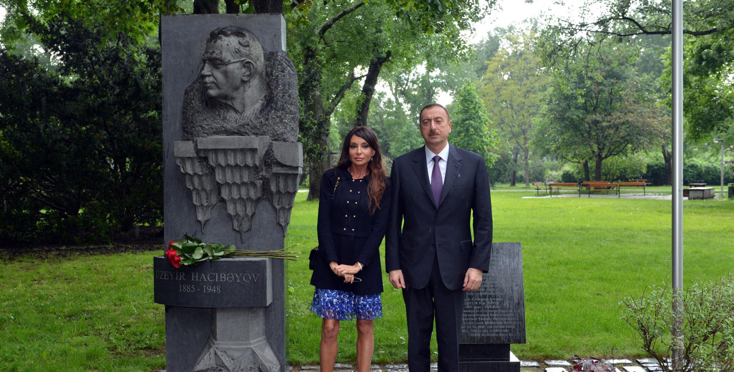 Ильхам Алиев посетил памятник Узеиру Гаджибейли в Вене