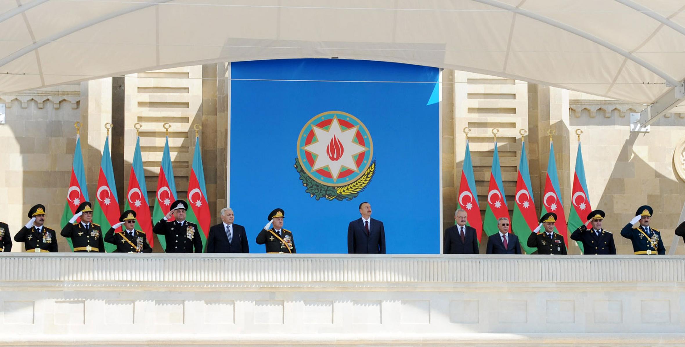 Ильхам Алиев принял участие на торжественном военном параде по случаю 93-й годовщины создания Вооруженных сил