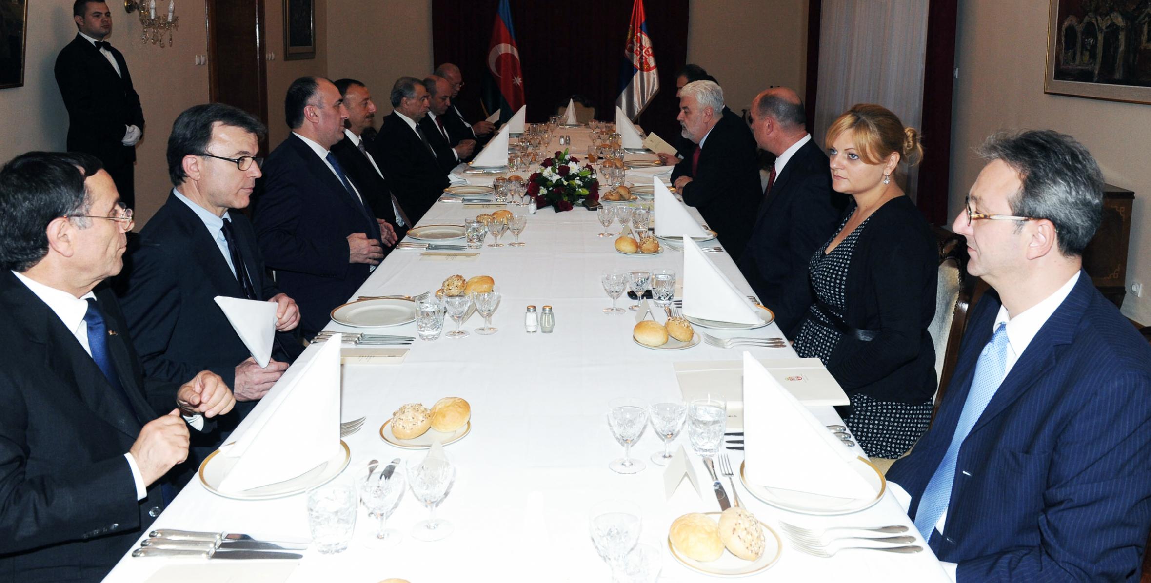 От имени премьер-министра Сербии Мирко Цветковича был дан рабочий обед в честь Ильхама Алиева