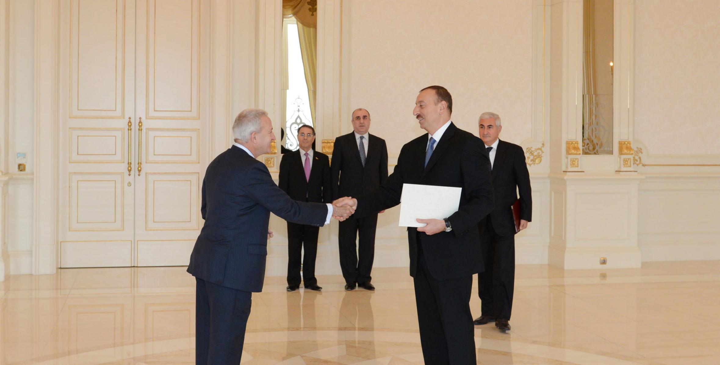 Ильхам Алиев принял верительные грамоты новоназначенного посла Ирландии в Азербайджане