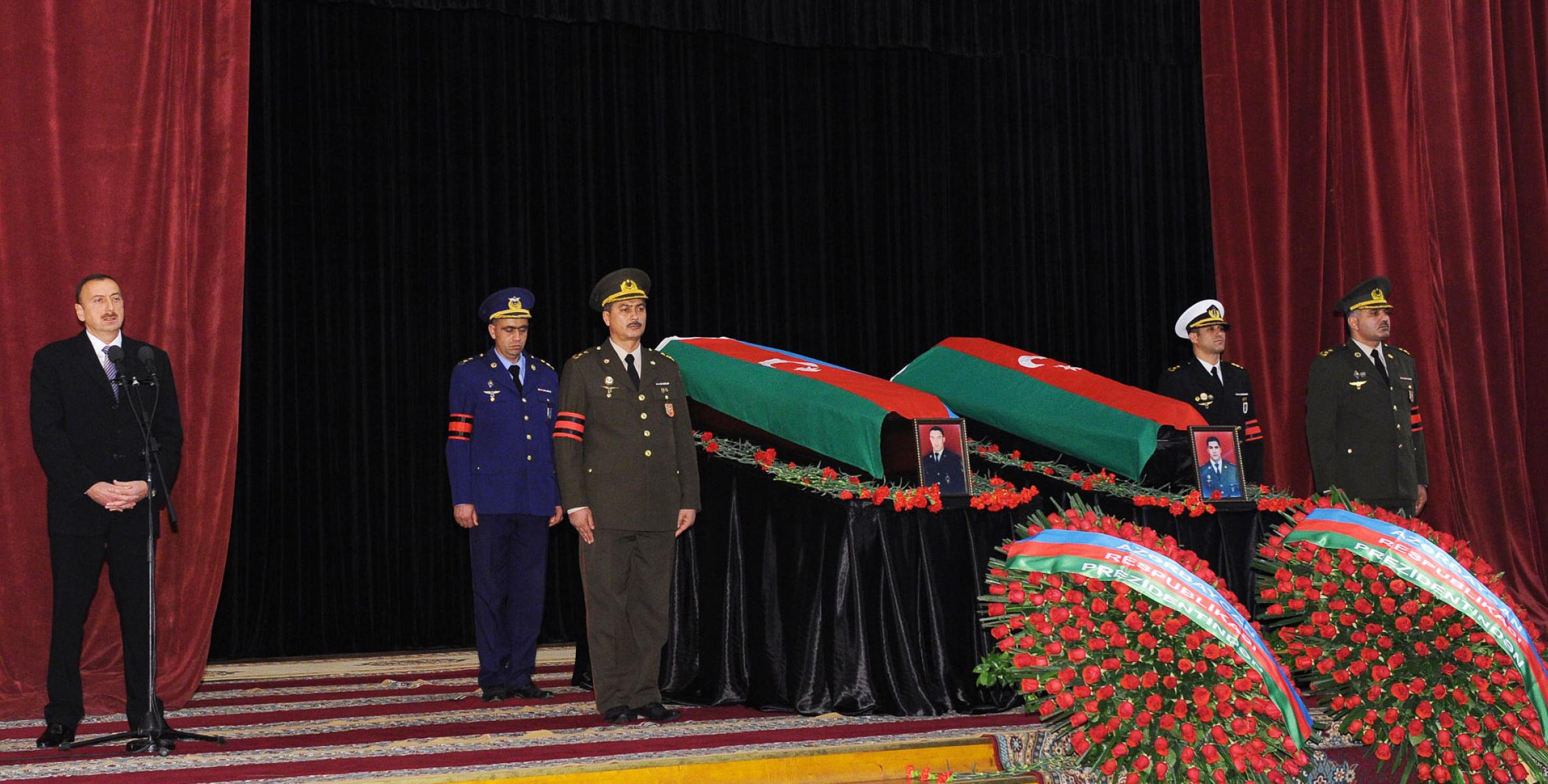 Ильхам Алиев принял участие в церемонии прощания с Мубаризом Ибрагимовым и Фаридом Ахмедовым