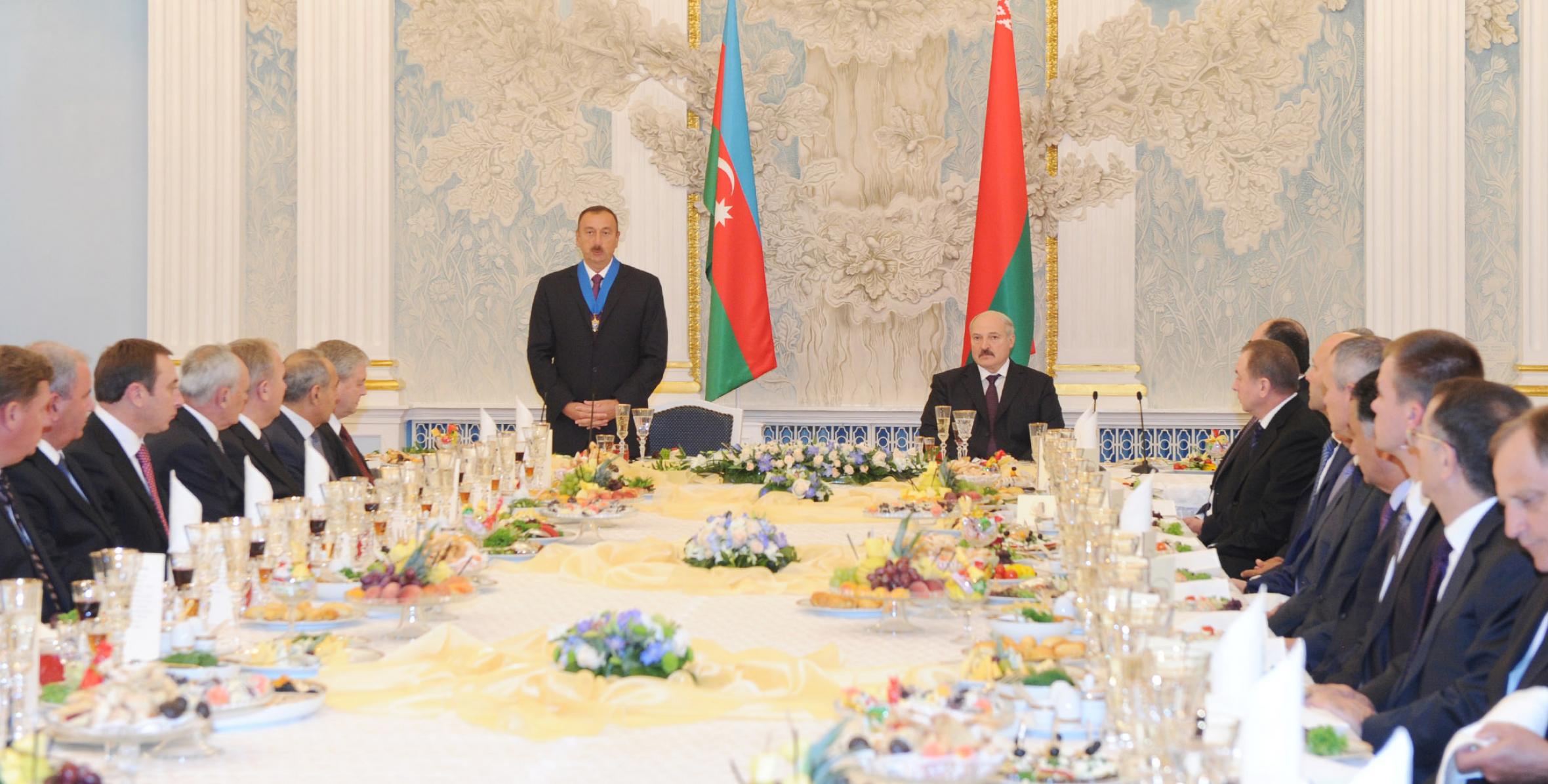 Belarus Respublikasının Prezidenti Aleksandr Lukaşenkonun adından İlham Əliyevin şərəfinə rəsmi ziyafət verilmişdir