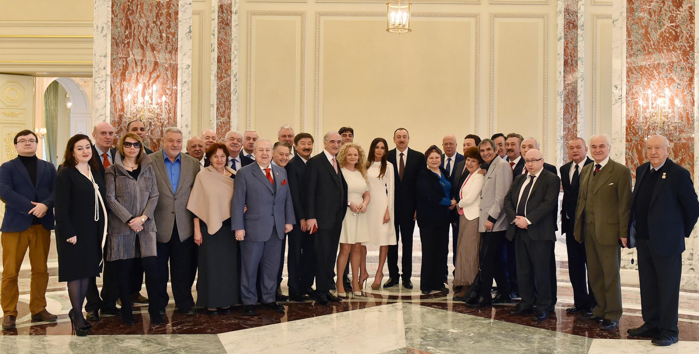 Ильхам Алиев встретился с группой известных деятелей культуры и искусства, прибывших в Баку для участия в церемонии по случаю 70-летнего юбилея Полада Бюльбюльоглу