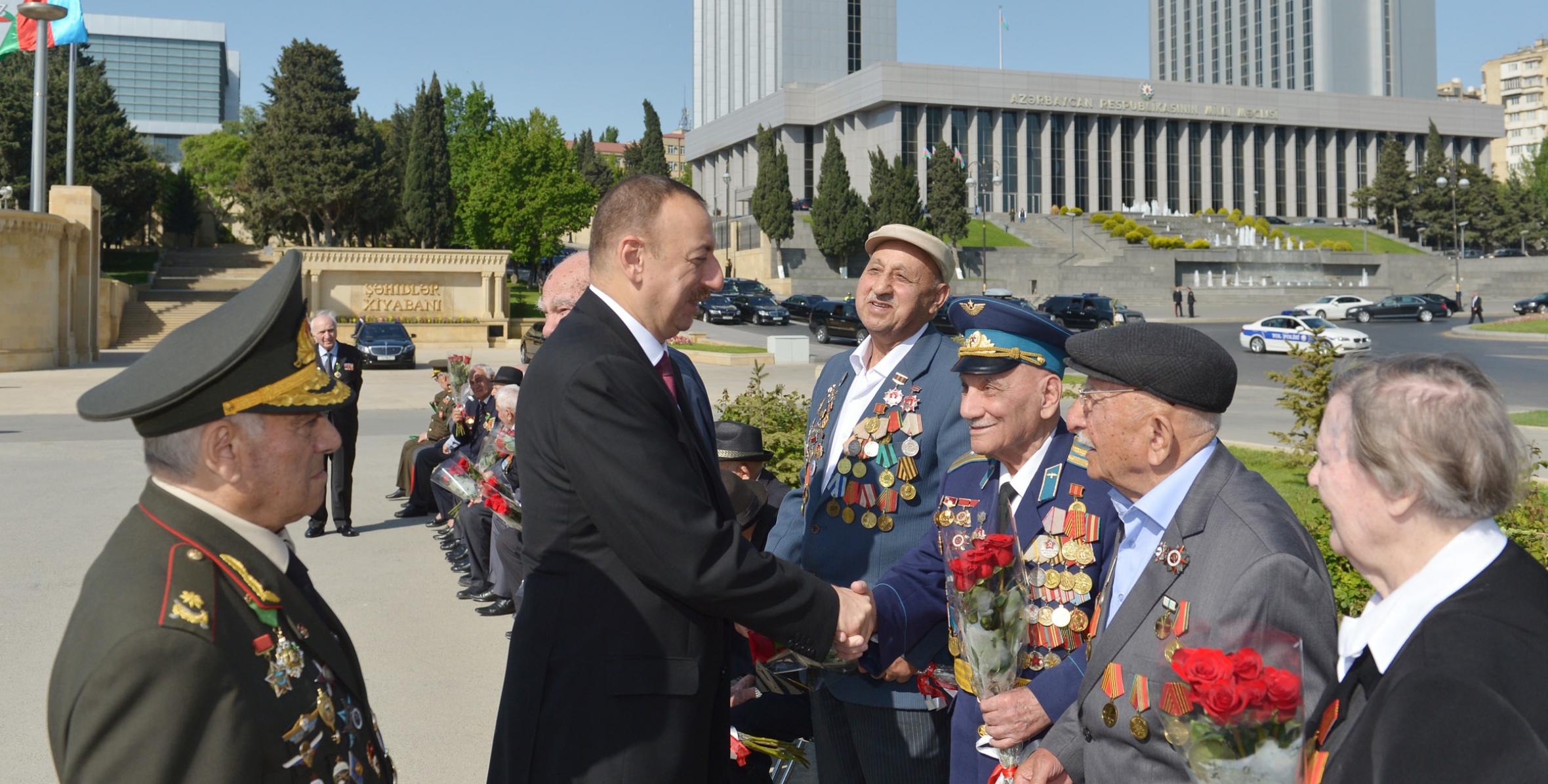 Ильхам Алиев принял участие в церемонии, состоявшейся в Баку в связи с праздником Победы - 9 Мая