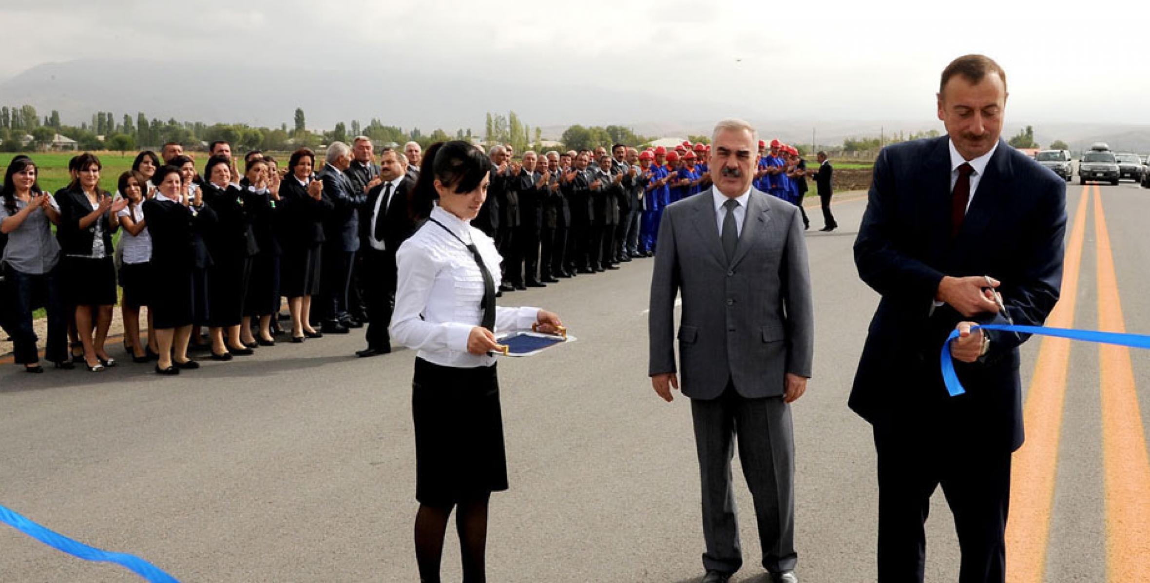 İlham Əliyev Naxçıvan-Sədərək magistral yolunun açılışında iştirak etmişdir