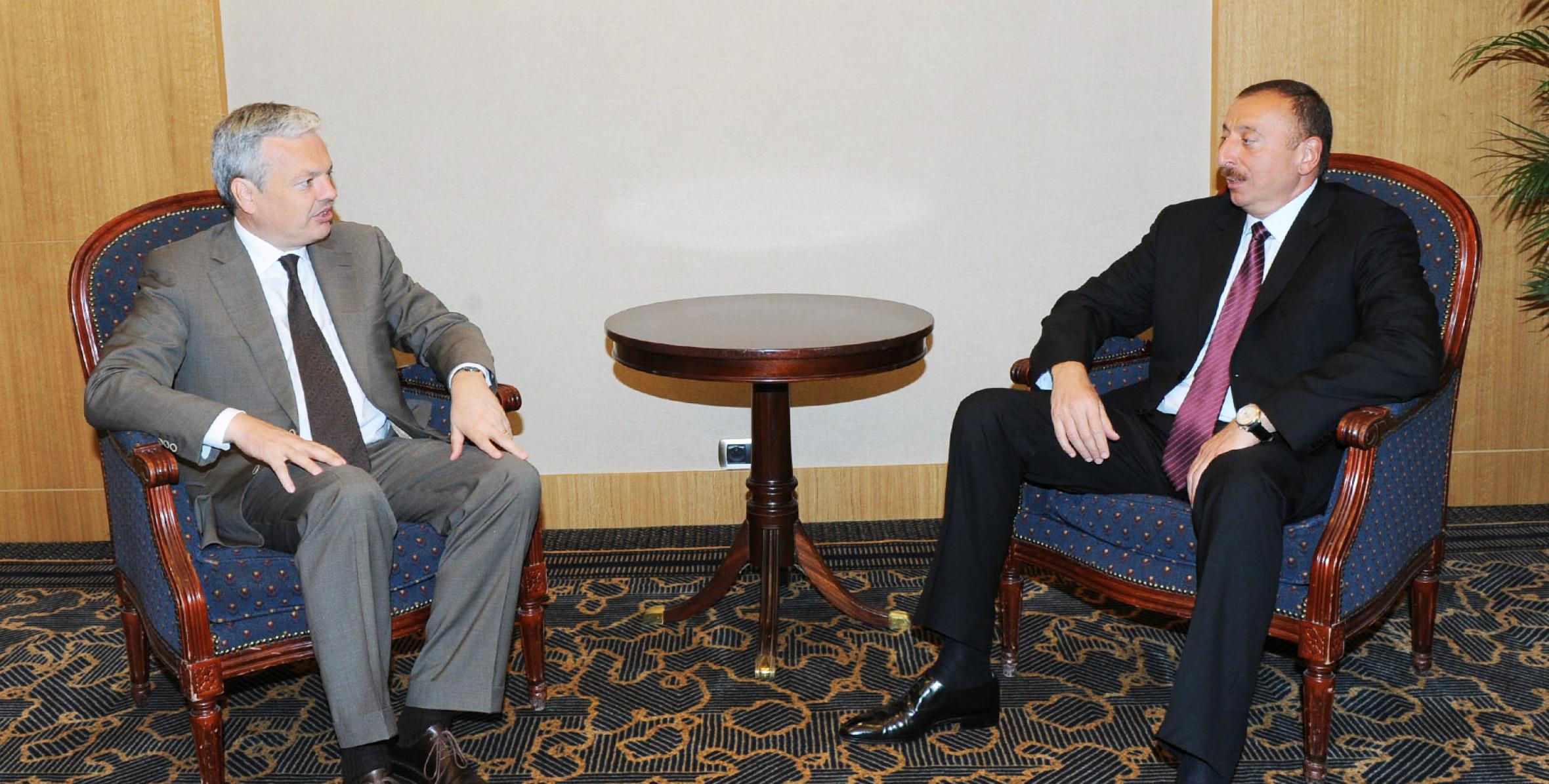 İlham Əliyev Brüsseldə Belçika Baş nazirinin müavini, maliyyə naziri Didier Reynders ilə görüşmüşdür