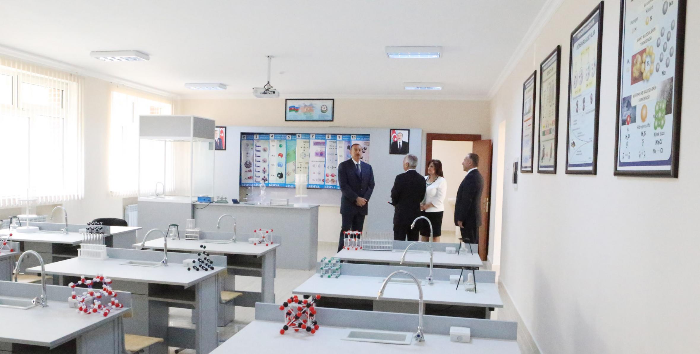 Ильхам Алиев ознакомился с состоянием школы номер 54 в Насиминском районе Баку после капитального ремонта и реконструкции