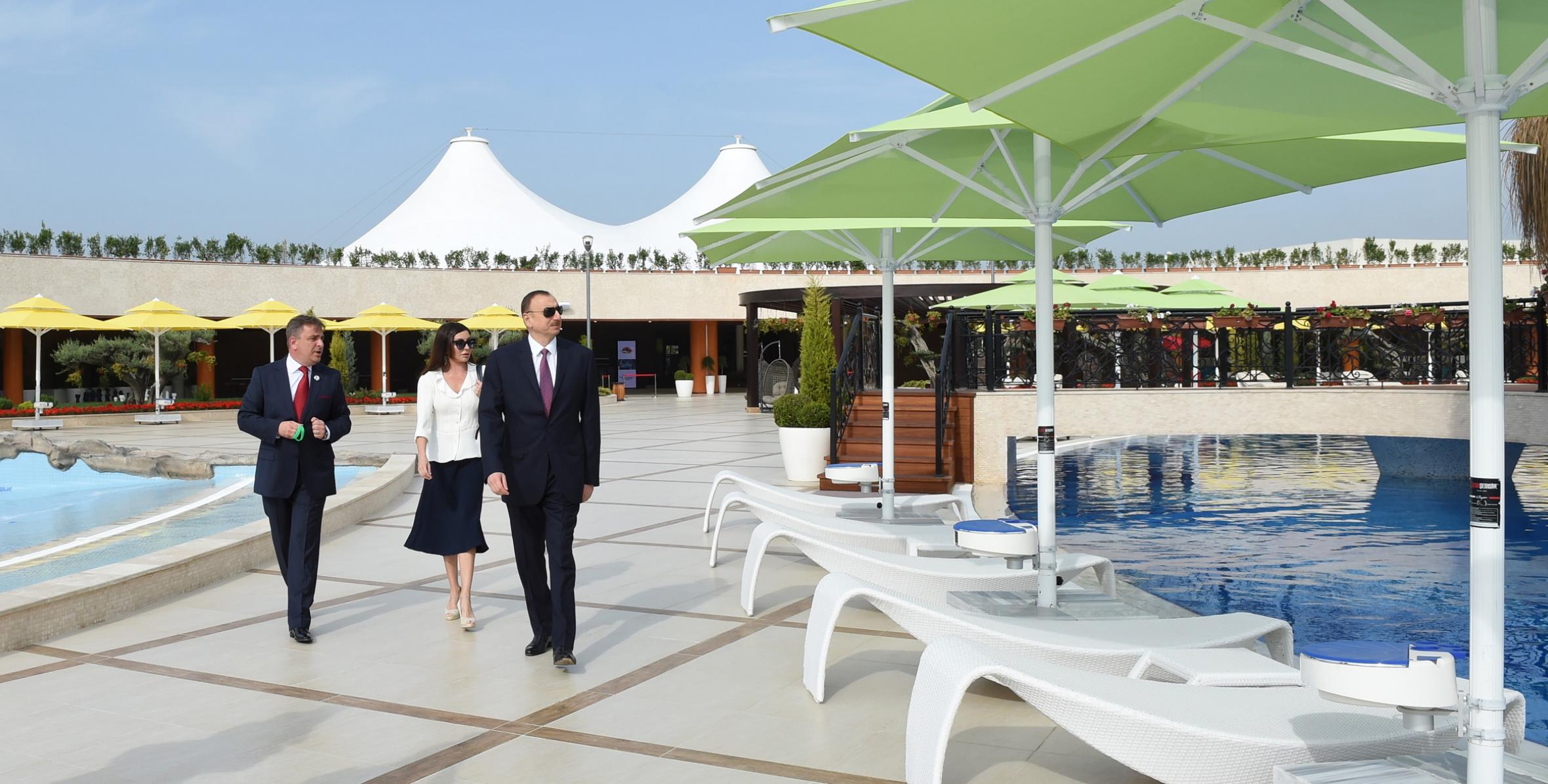 Ильхам Алиев и его супруга Мехрибан Алиева приняли участие в открытии центра семейного отдыха «Dalğa Beach – Aqua Park»