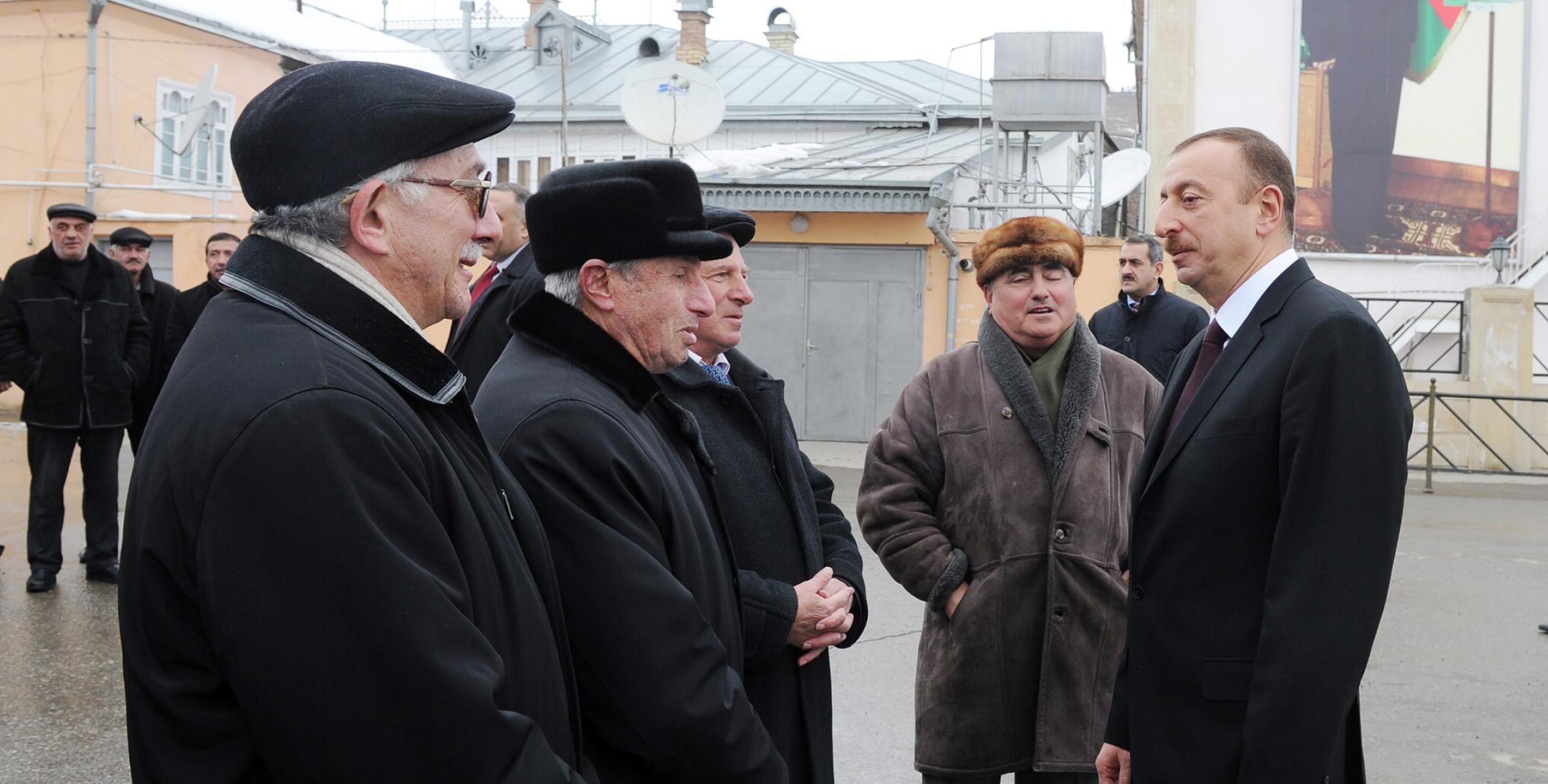 Ильхам Алиев встретился с жителями поселка Красная Слобода Губинского района