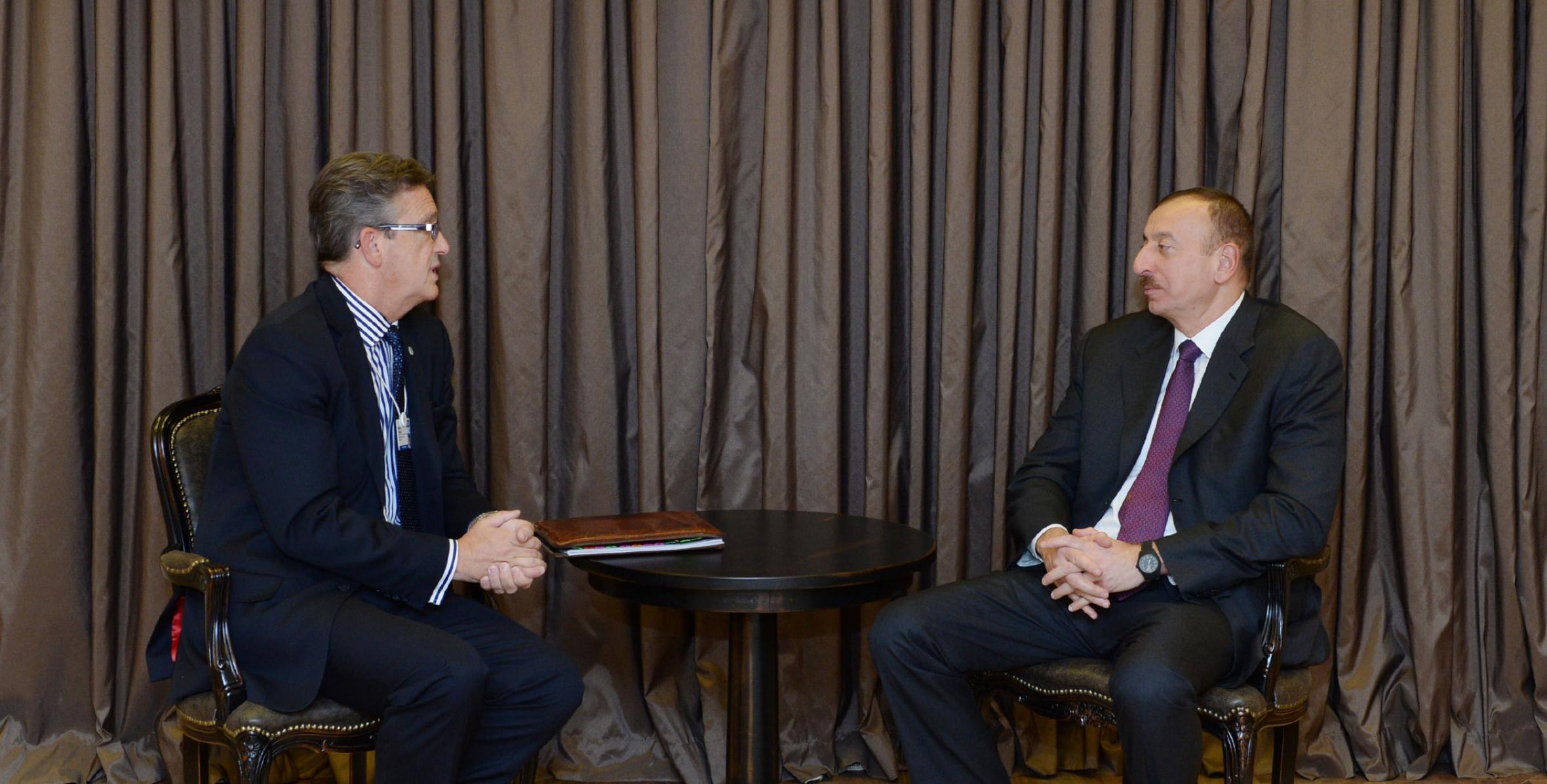 Ильхам Алиев встретился в Давосе с председателем компании Swiss Re по международным связям Мартином Паркером