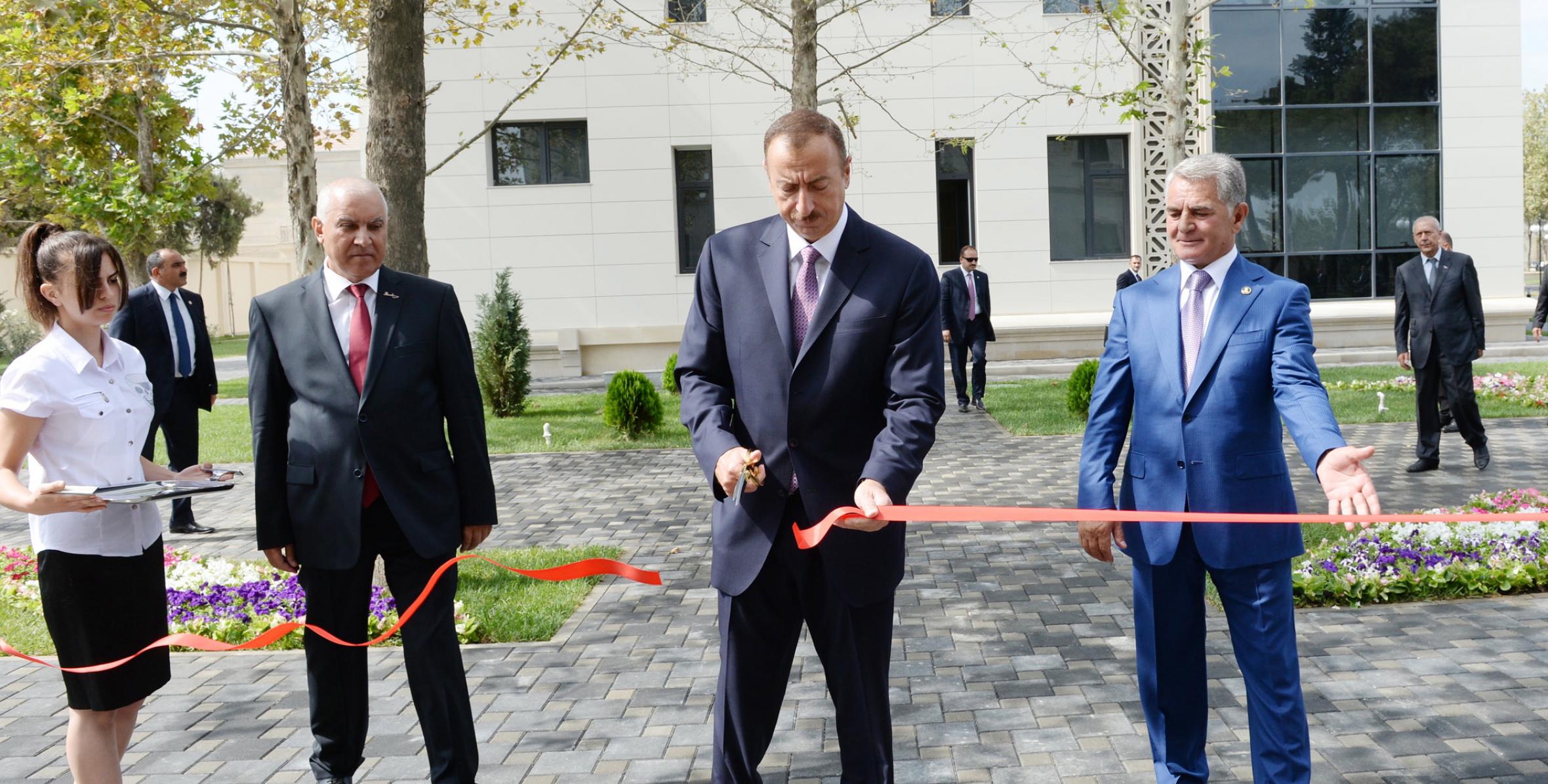 Ильхам Алиев принял участие в открытии нового административного здания районной организации партии «Ени Азербайджан»