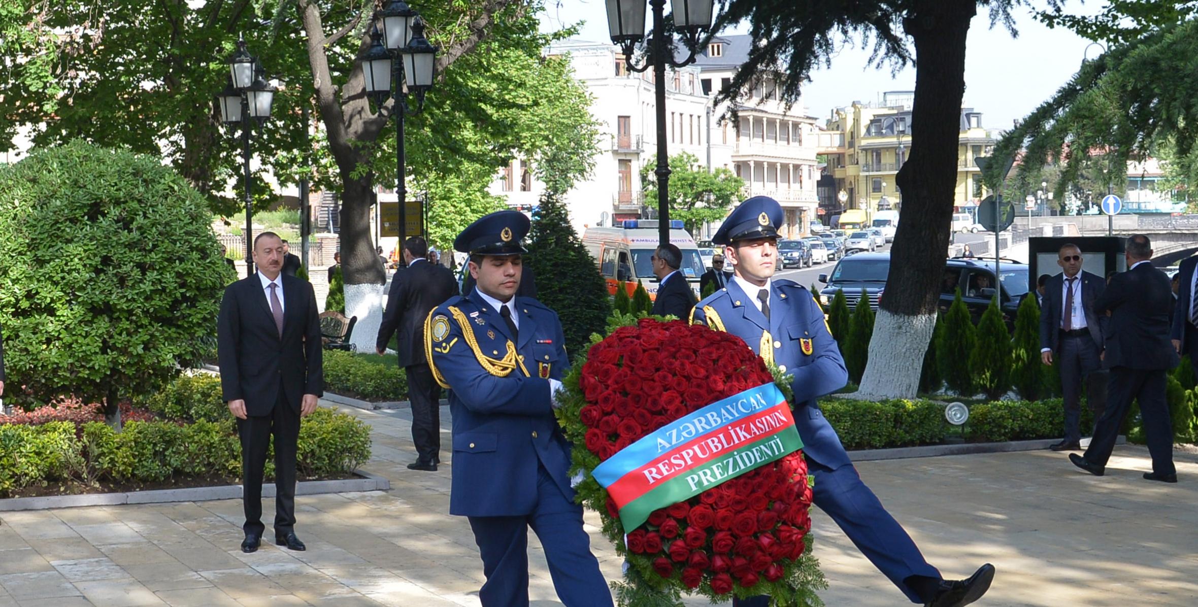 Ильхам Алиев посетил памятник общенациональному лидеру нашего народа в парке культуры и отдыха имени Гейдара Алиева в Тбилиси