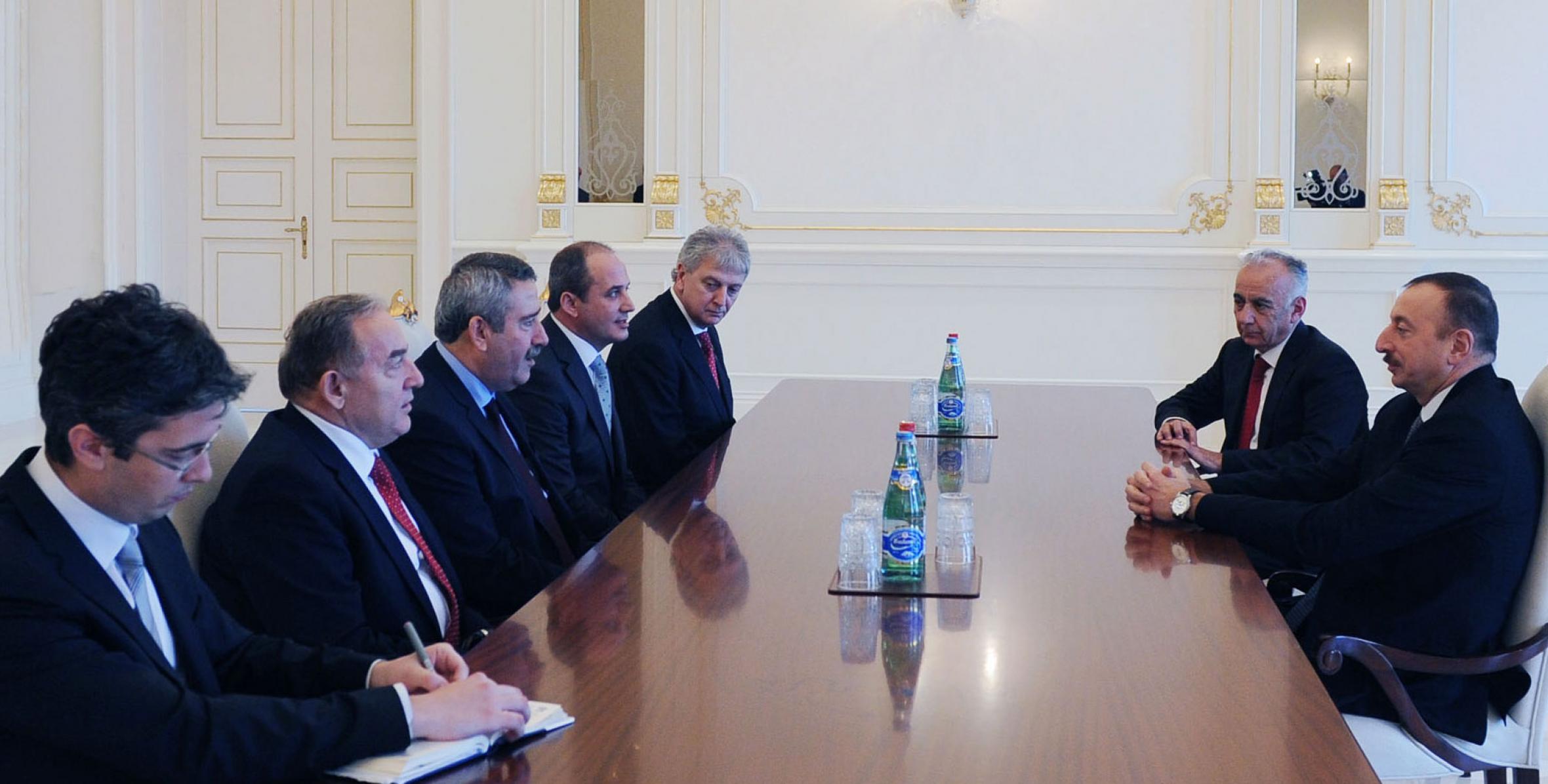 Ильхам Алиев принял делегацию во главе с губернатором турецкой провинции Измир Мустафой Джахитом Кыраджем