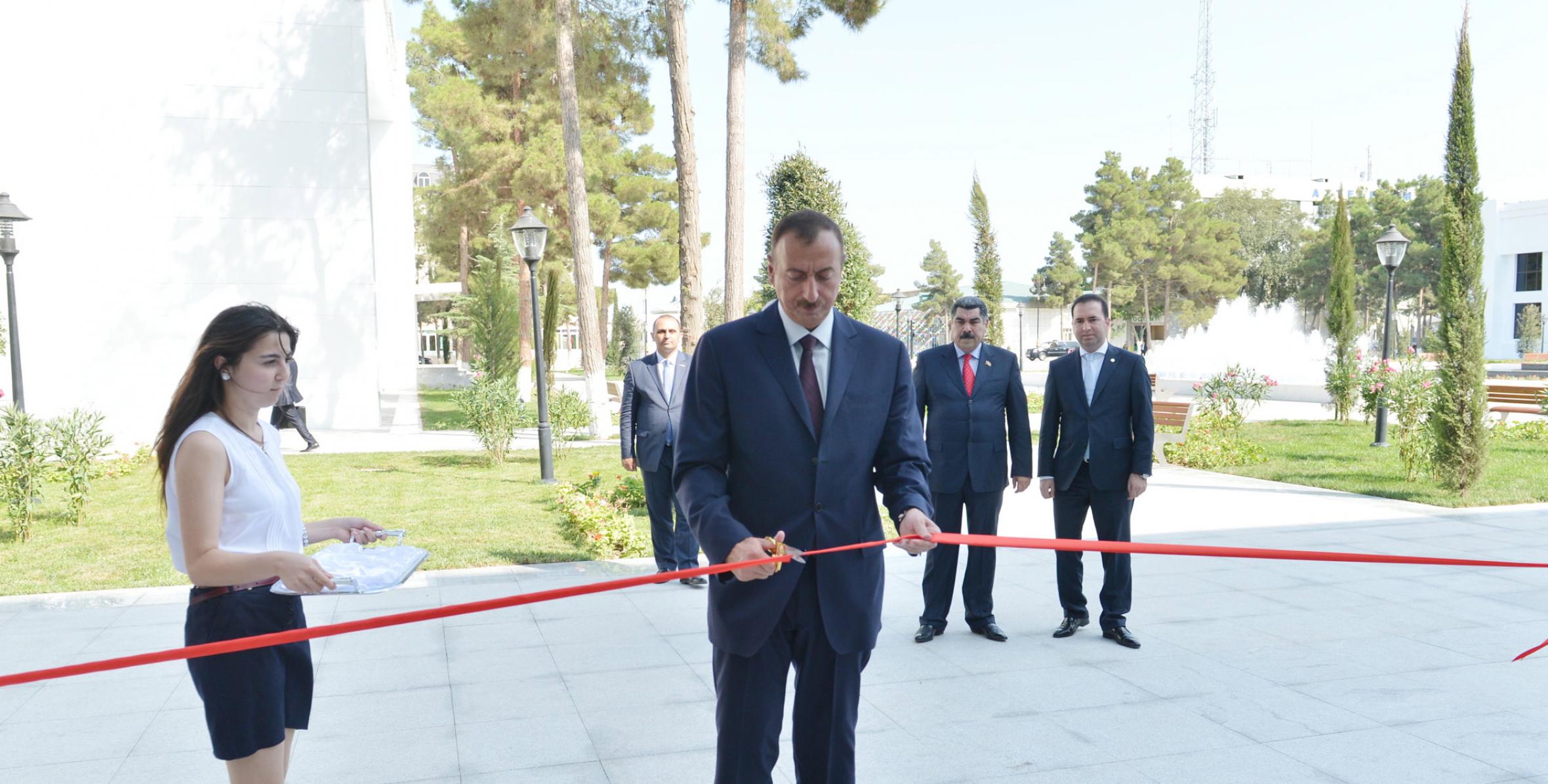 İlham Əliyev Yeni Azərbaycan Partiyası Sabirabad rayon təşkilatının yeni inzibati binasının açılışında iştirak etmişdir