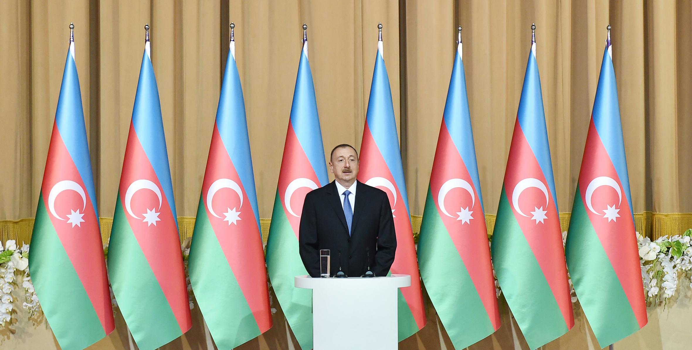 Ильхам Алиев принял участие в официальном приеме по случаю Дня Республики