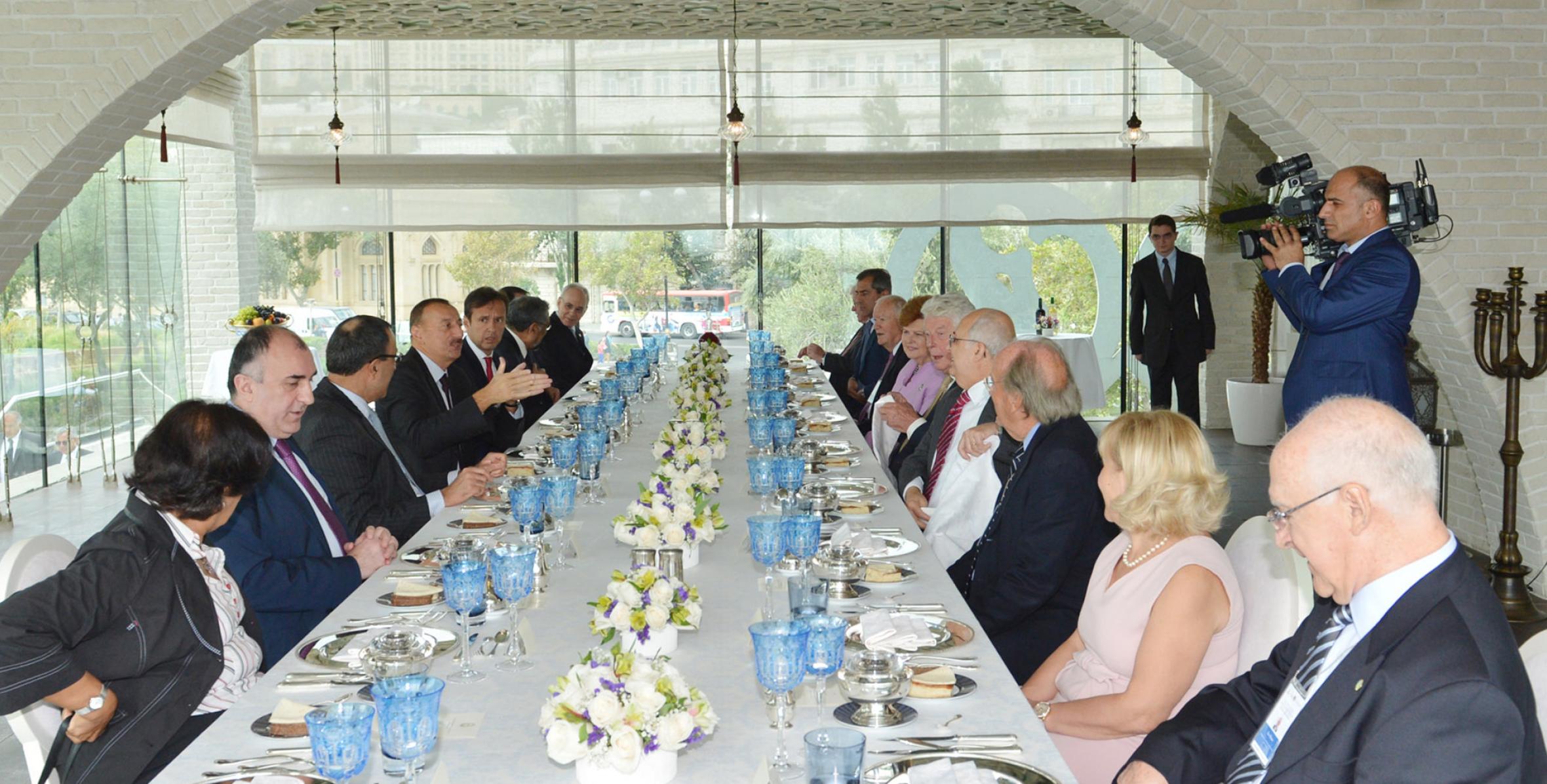 От имени Ильхама Алиева дан обед в честь участников Подготовительной встречи высокого уровня Международного центра Низами Гянджеви и Мадридского клуба