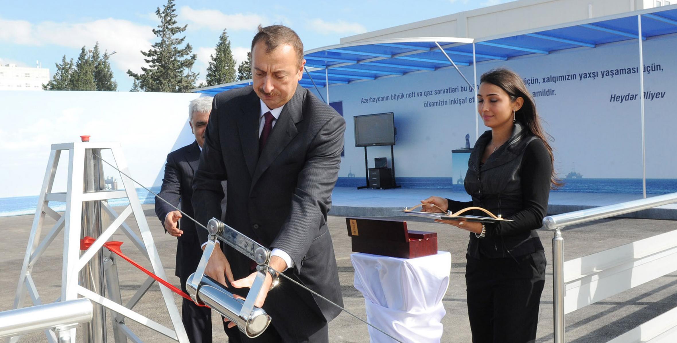 İlham Əliyev Dövlət Neft Şirkətinin yeni inzibati binasının təməlqoyma mərasimində iştirak etmişdir