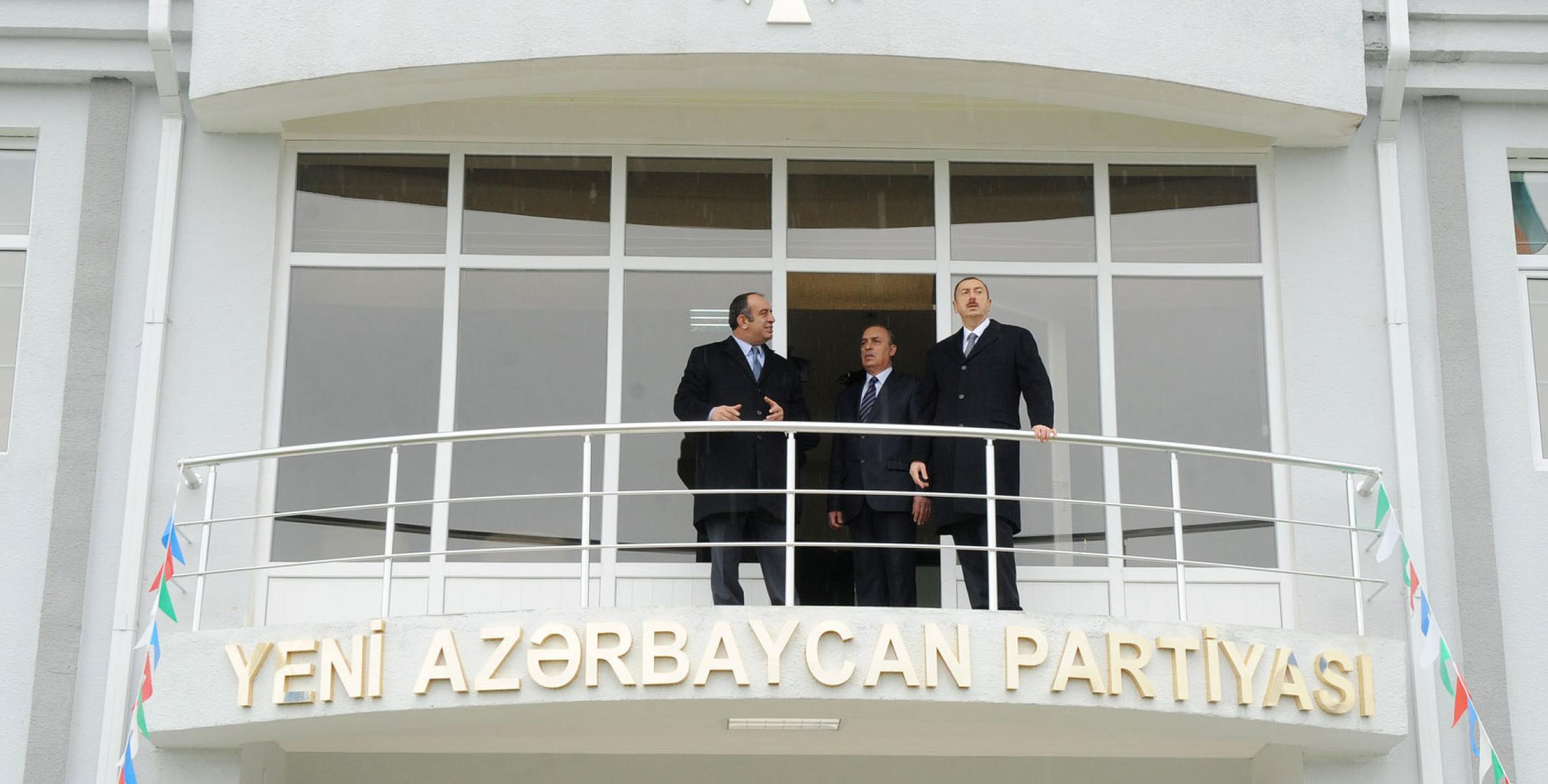 İlham Əliyev Yeni Azərbaycan Partiyası Qax rayon təşkilatının yeni inzibati binasının açılışında iştirak etmişdir