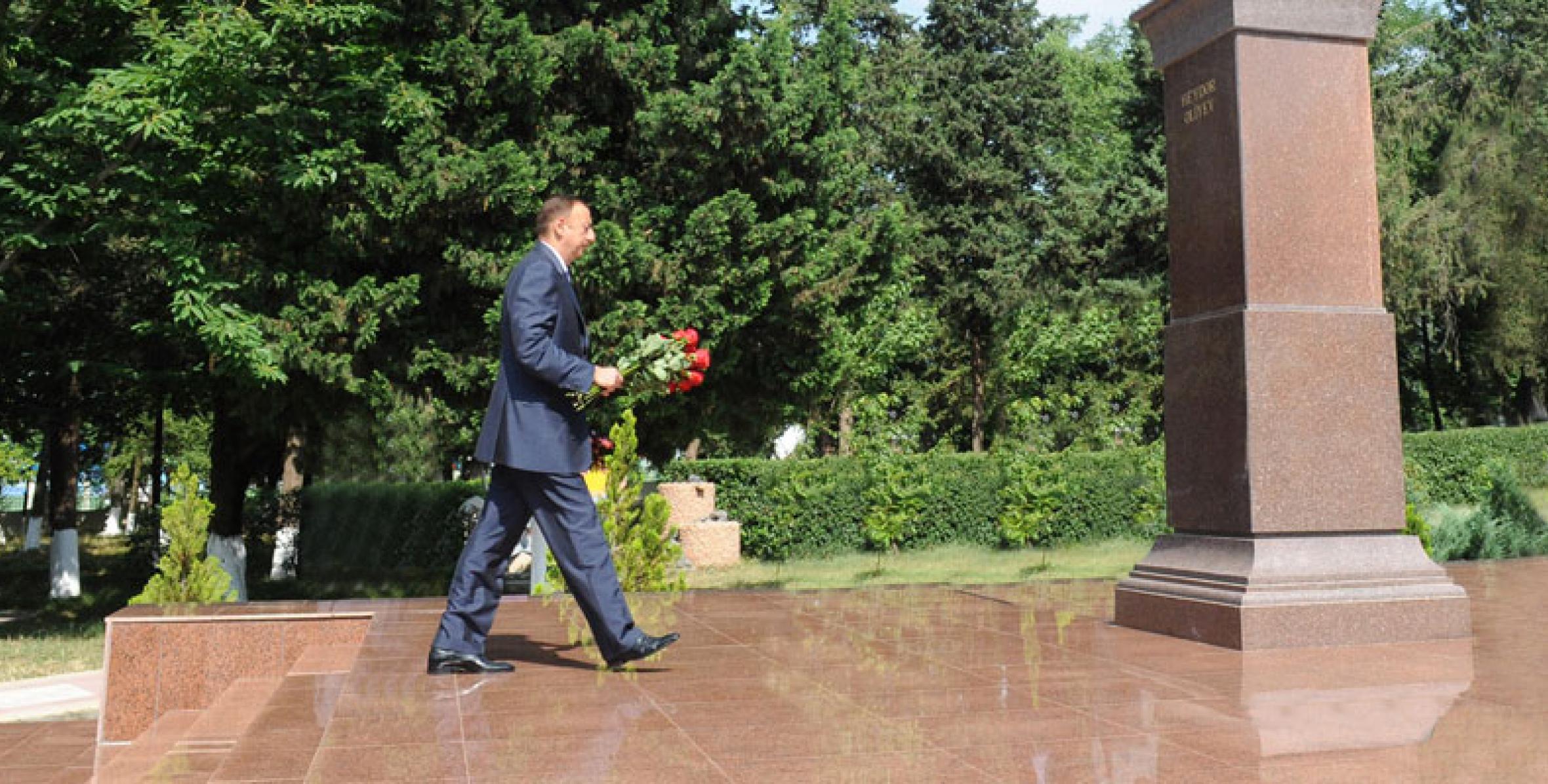 Ilham Aliyev paid tribute to national leader Heydar Aliyev’s monument in Zagatala