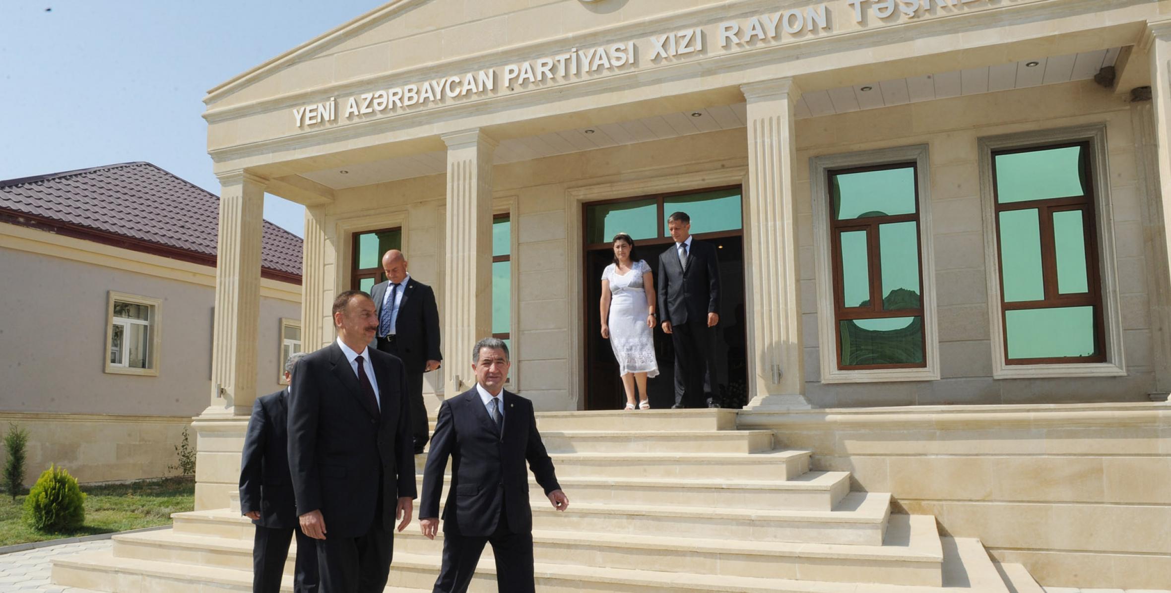 İlham Əliyev Yeni Azərbaycan Partiyası Xızı rayon təşkilatının yeni inzibati binasının açılışında iştirak etmişdir