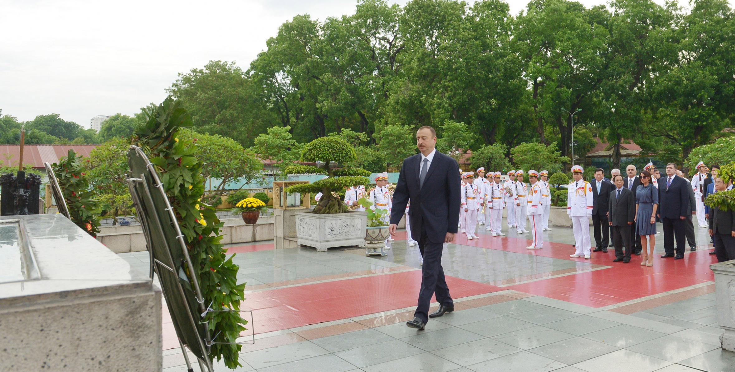 Ilham Aliyev visited the monument to a national hero and martyr in Hanoi