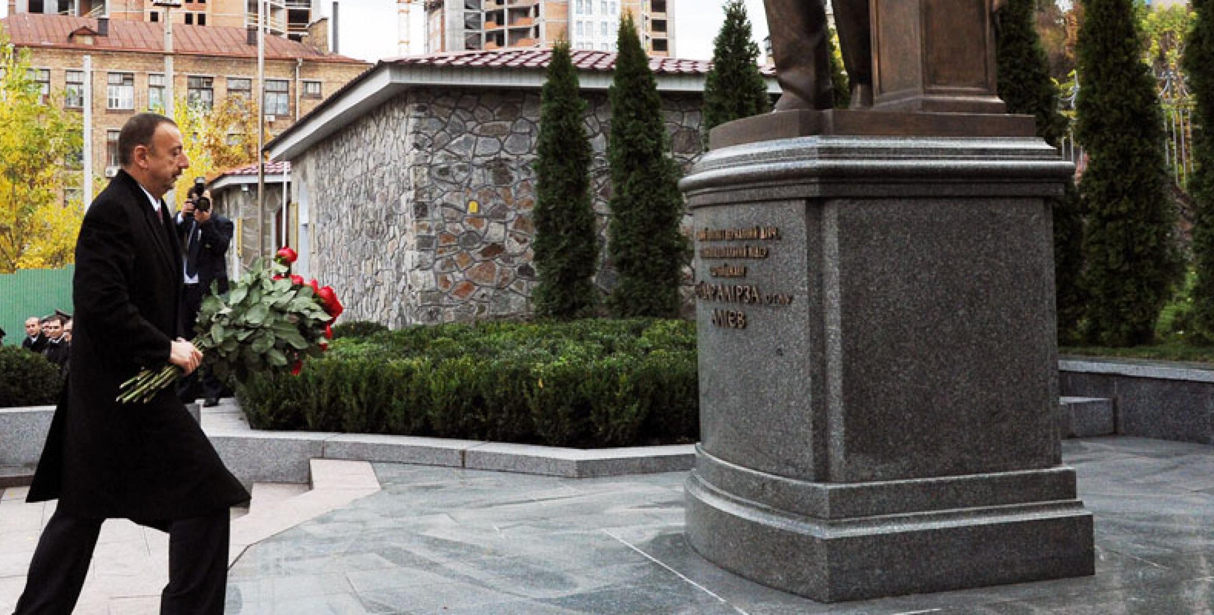 İlham Əliyev ümummilli lider Heydər Əliyevin Kiyevin mərkəzində ucaldılmış abidəsini ziyarət etmişdir