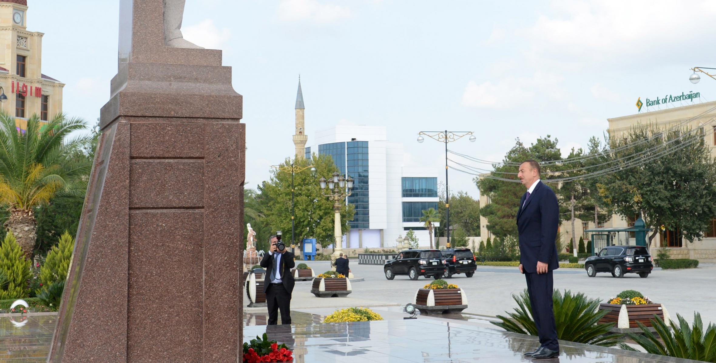 İlham Əliyev Yevlaxda ümummilli lider Heydər Əliyevin abidəsini ziyarət etmişdir