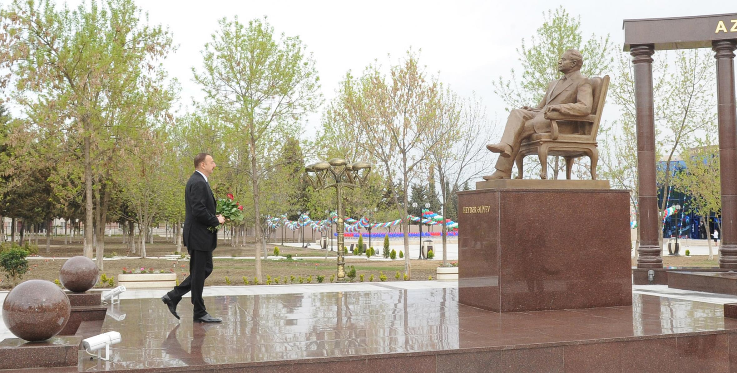 Ильхам Алиев посетил памятник общенациональному лидеру Гейдару Алиеву в Агстафе