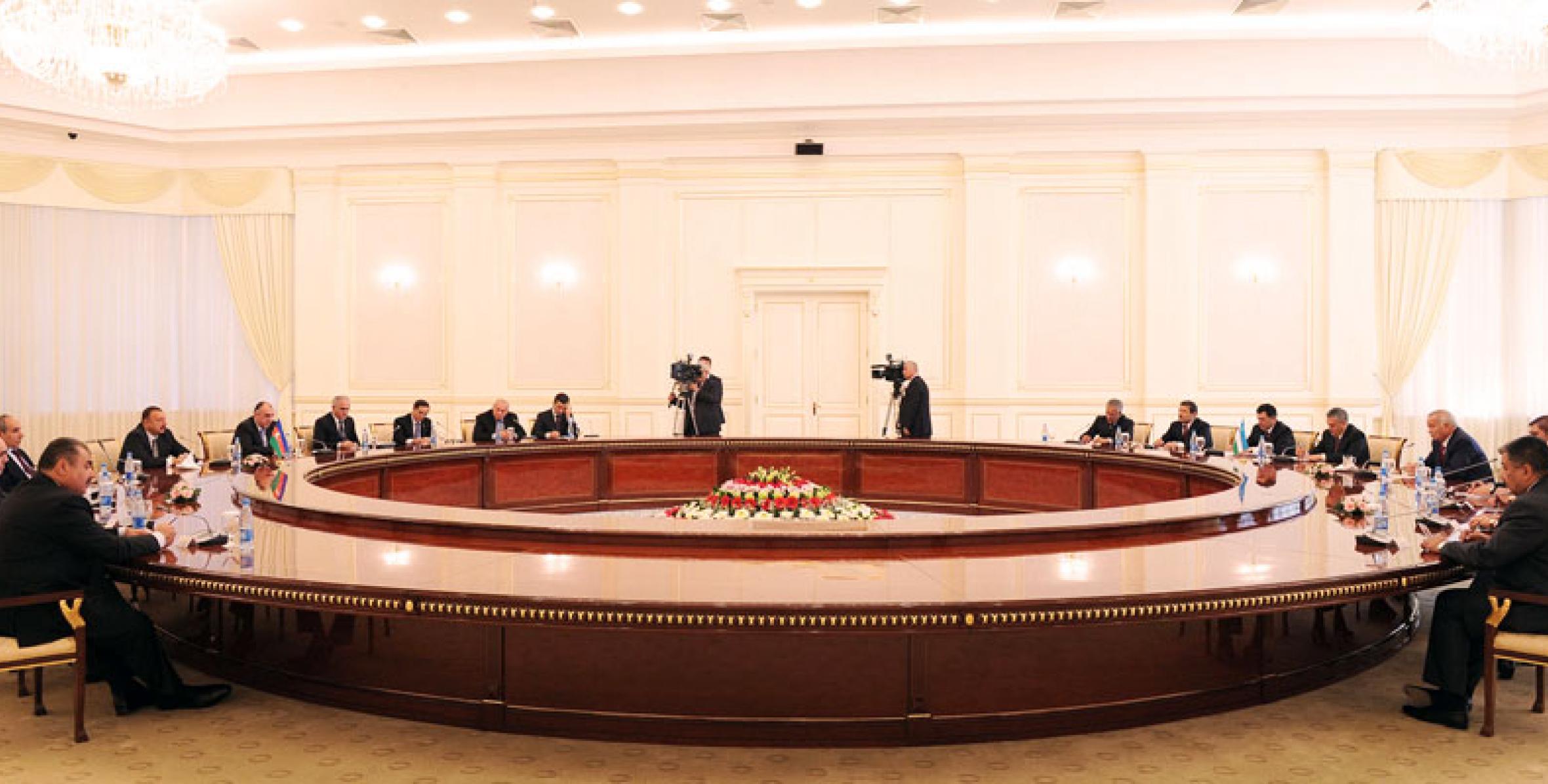 Состоялись переговоры Ильхама Алиева и Ислама Каримова в расширенном составе