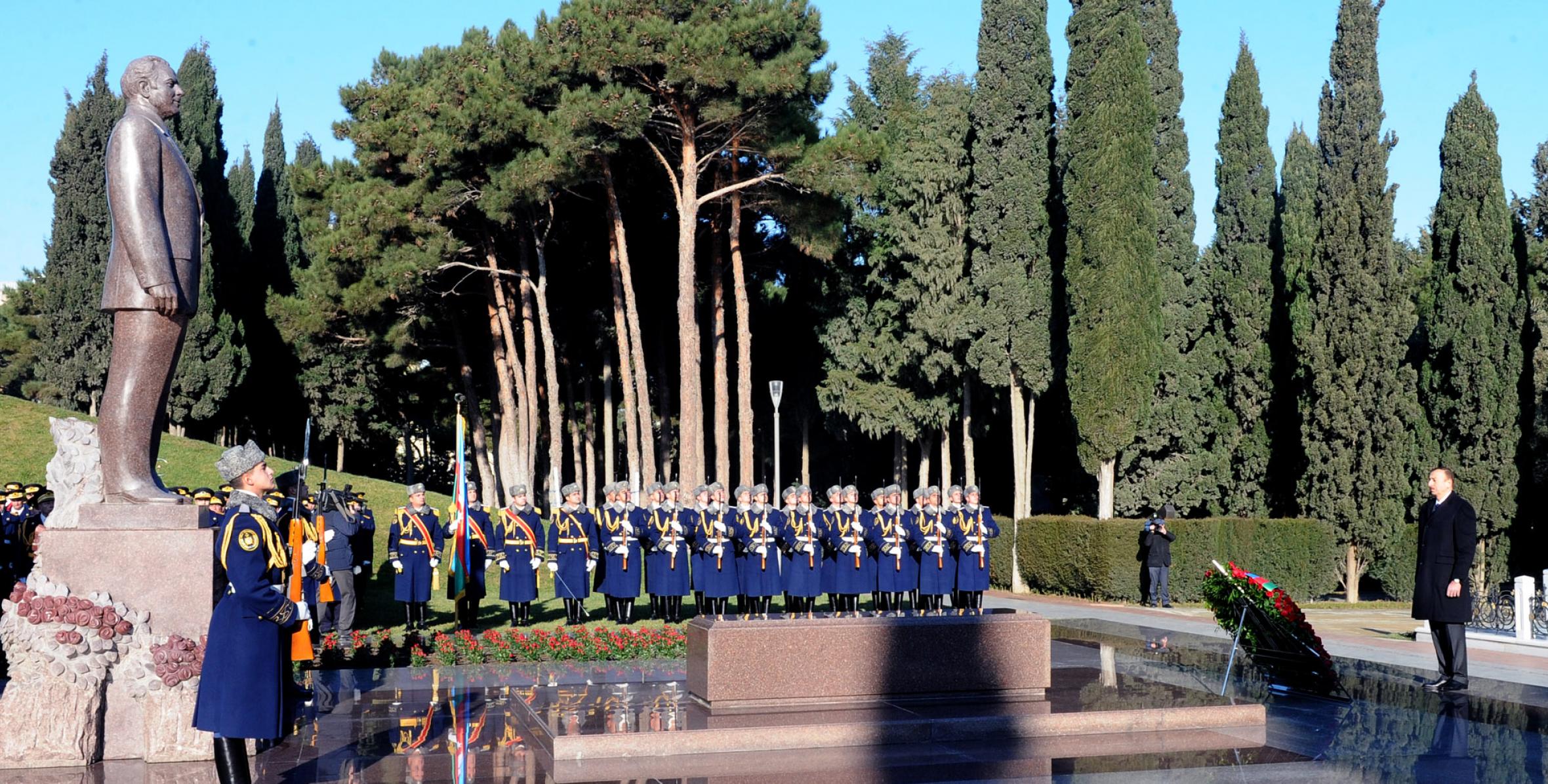 Ilham Aliyev visited the grave of nationwide leader Heydar Aliyev