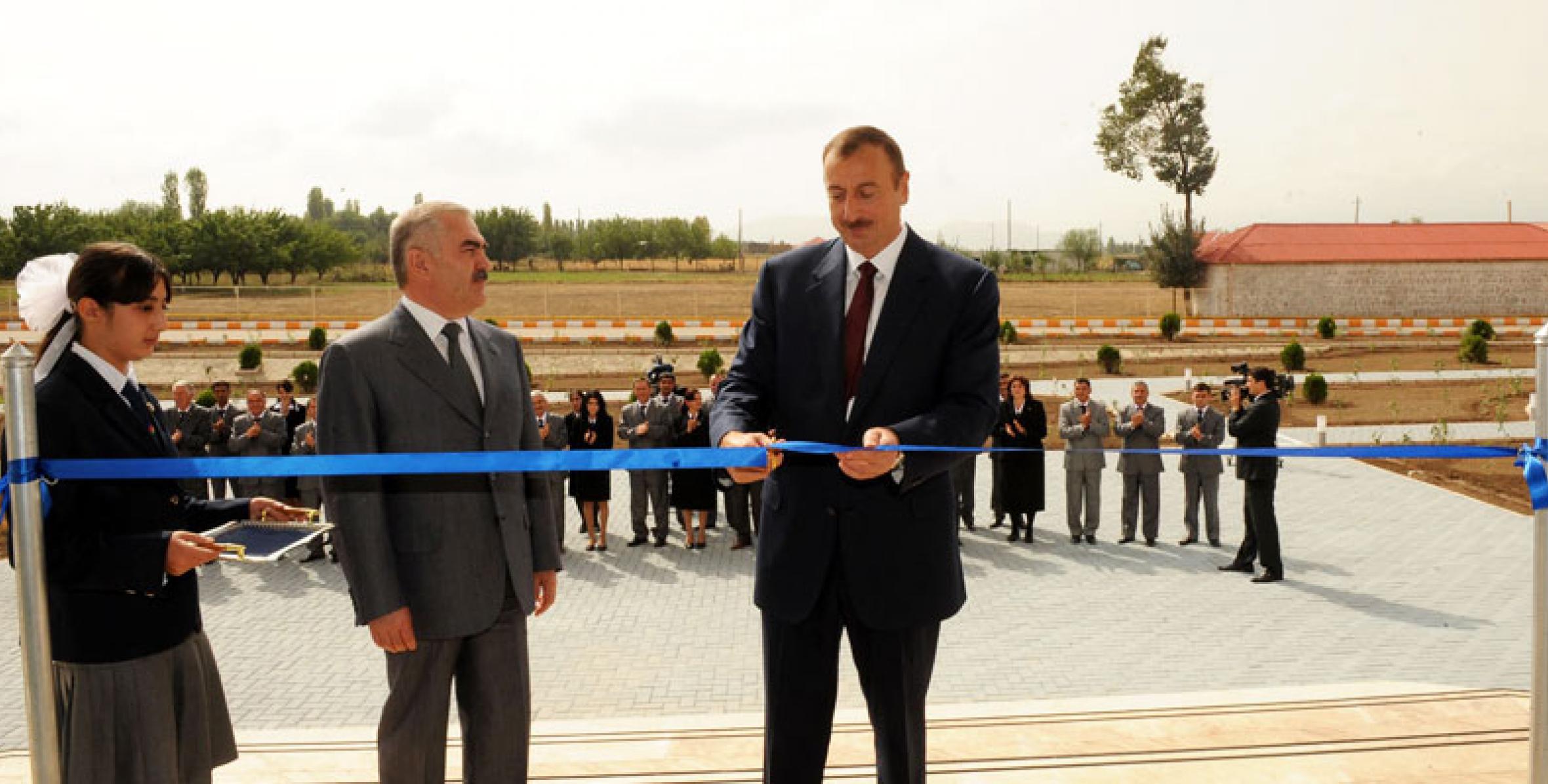 Ильхам Алиев принял участие в открытии нового здания Садаракской средней школы номер 2