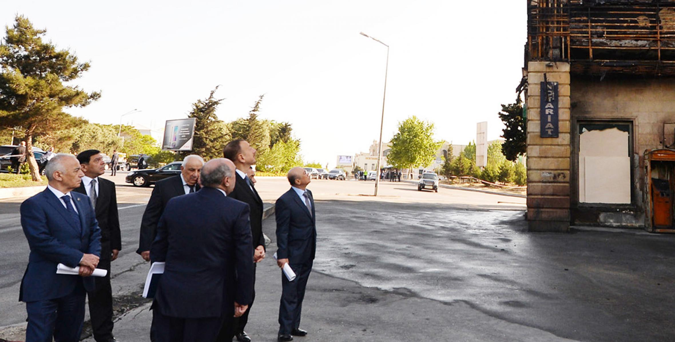 Ильхам Алиев побывал на территории в Бинагадинском районе, где расположено многоэтажное здание, в котором произошел пожар