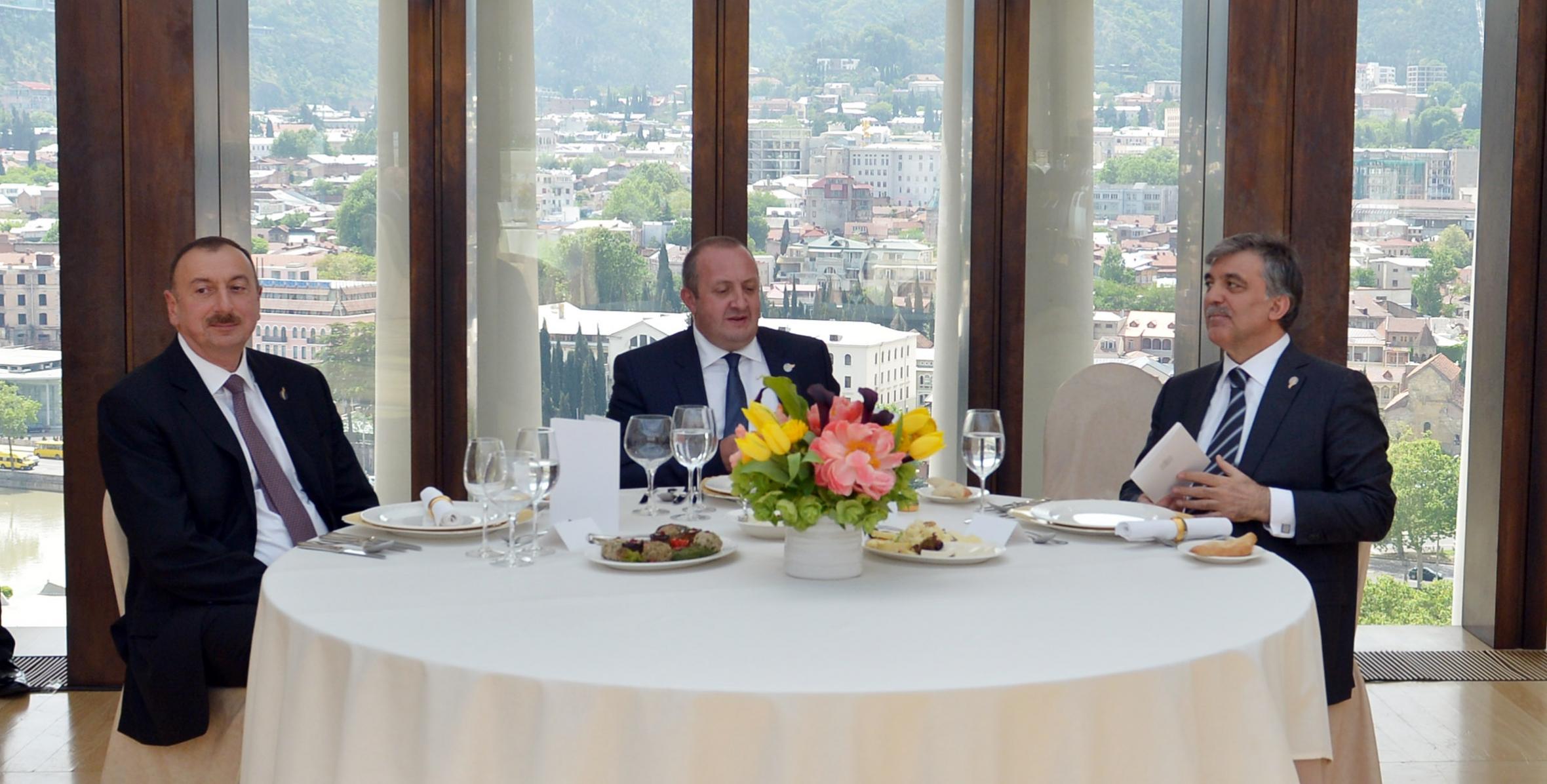 От имени Президента Грузии был дан официальный обед в честь президентов Азербайджана и Турции
