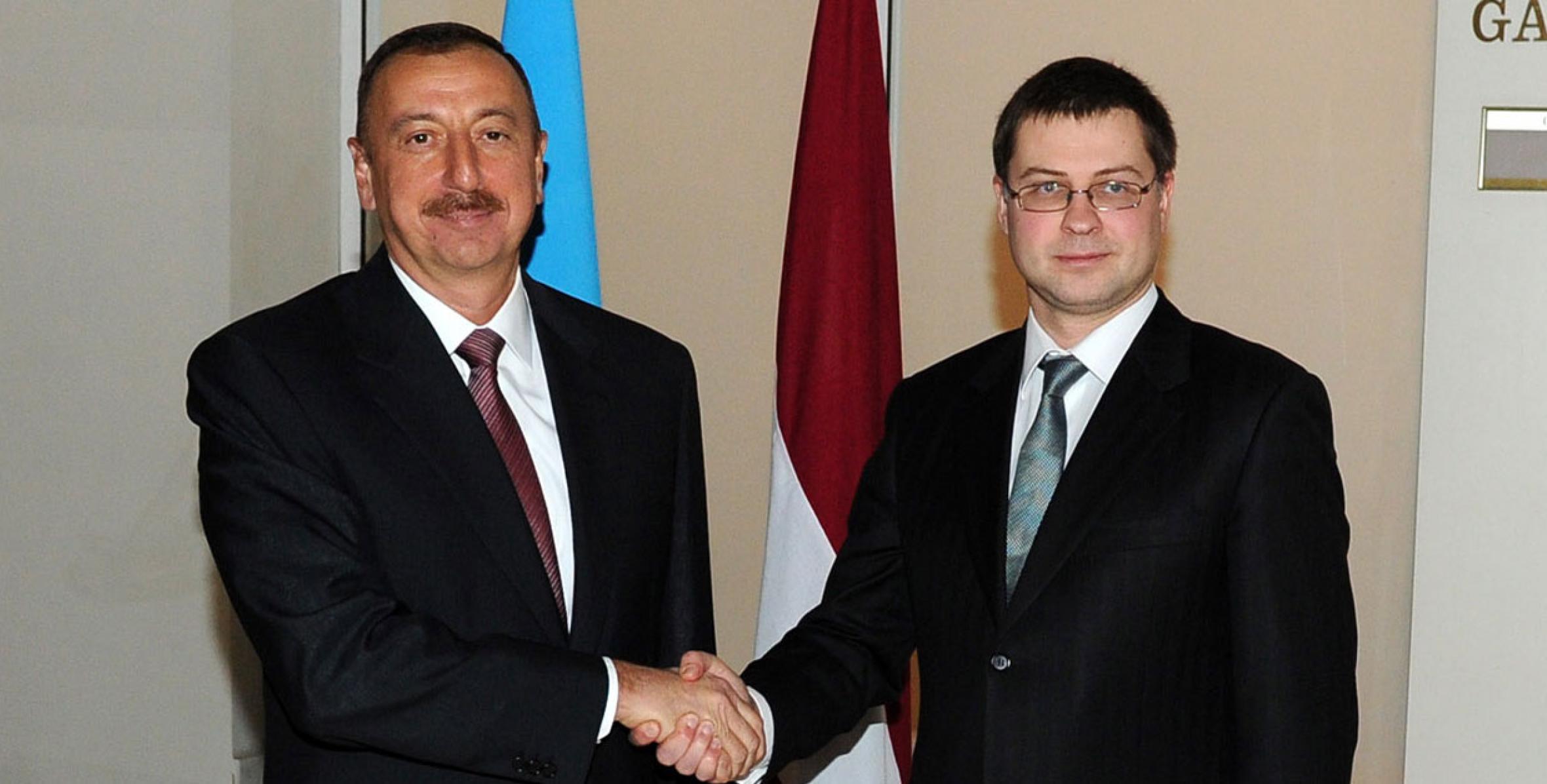 Ильхам Алиев встретился с премьер-министром Латвии Валдисом Домбровскисом