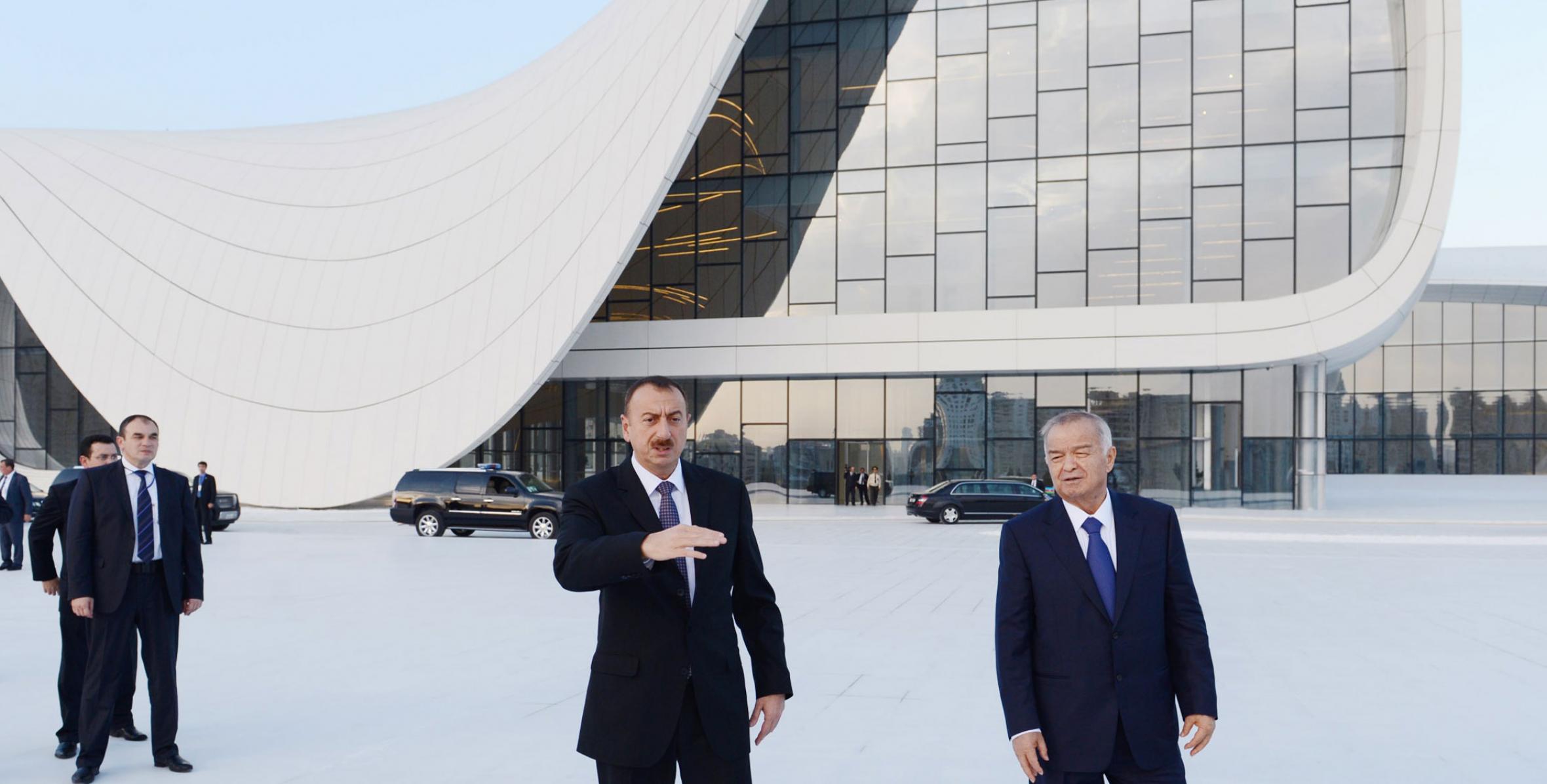 Президенты Азербайджана и Узбекистана побывали на Площади Государственного Флага и Центре Гейдара Алиева