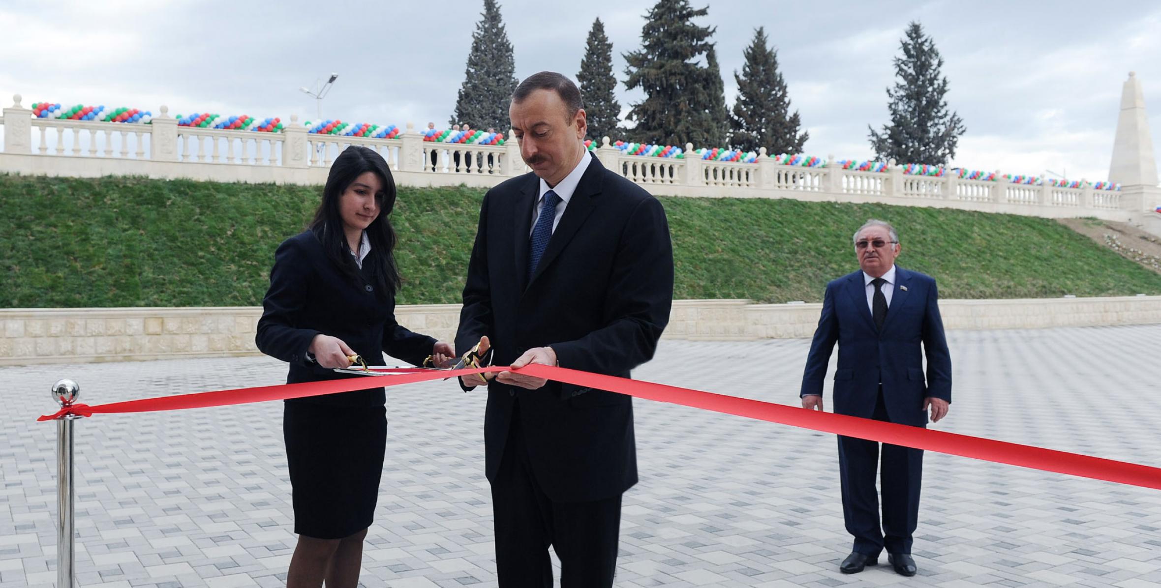 Ильхам Алиев в рамках поездки в северо-западный регион принял участие в открытии Газахского молодежного центра