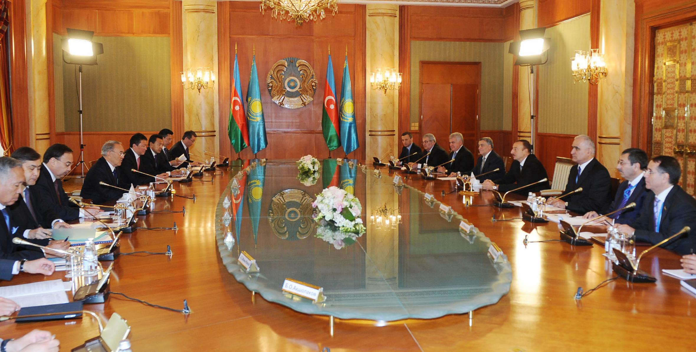 Состоялись переговоры Алиева и Нурсултана Назарбаева в расширенном составе с участием делегаций