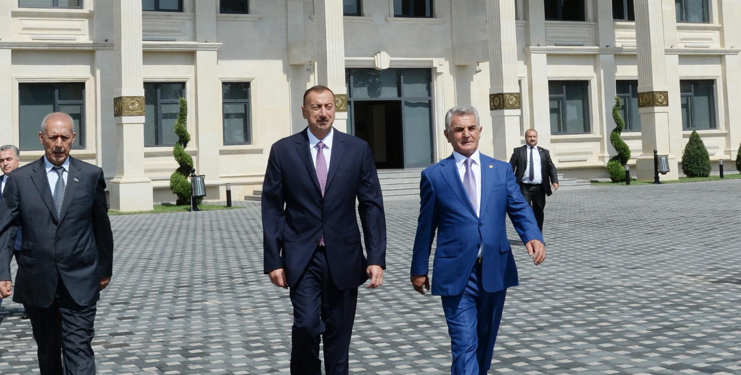 Ильхам Алиев ознакомился с условиями, созданными в новом административном здании Исполнительной власти Билясуварского района