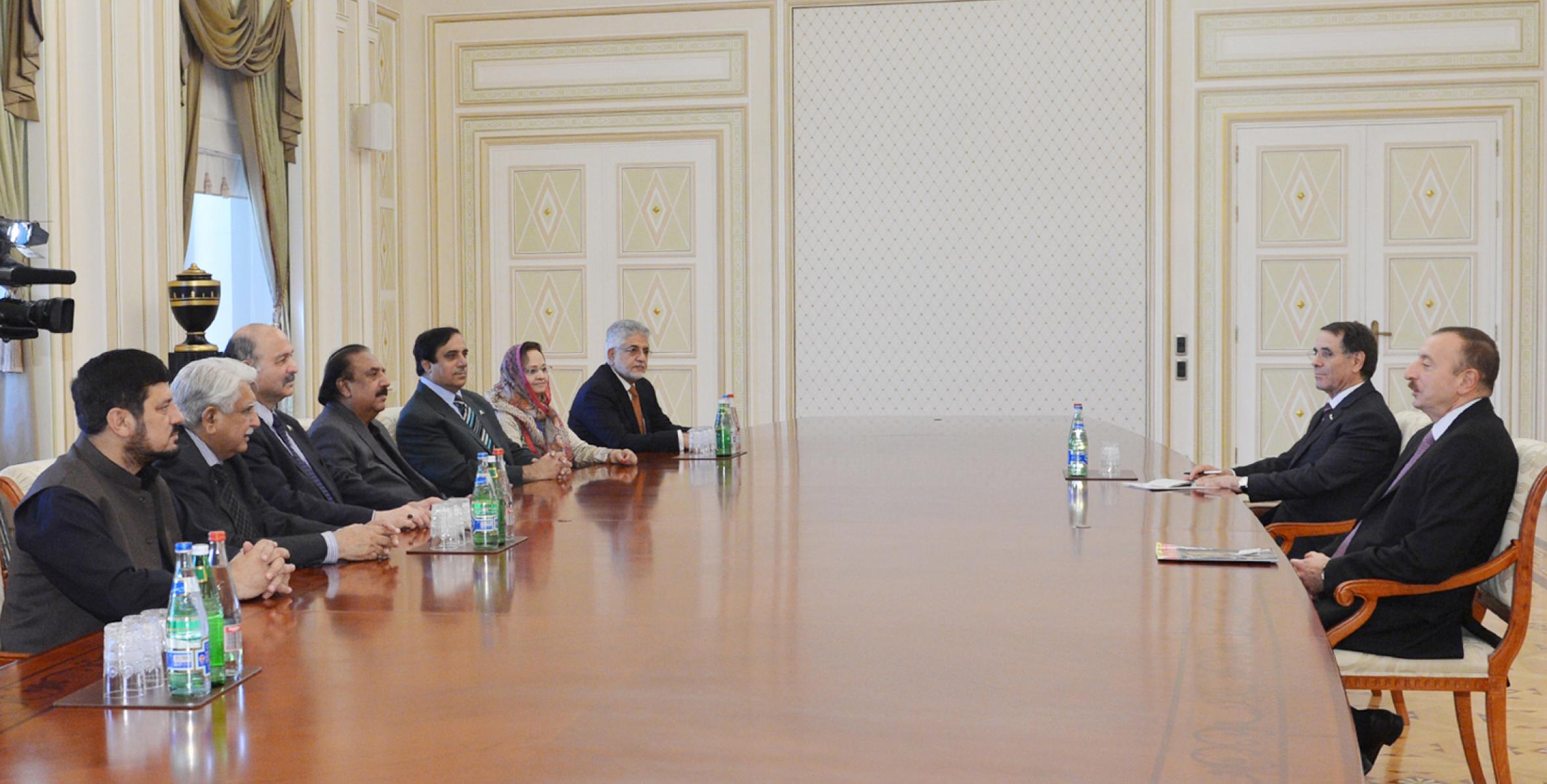 Ильхам Алиев принял делегацию во главе с заместителем председателя Сената Пакистана