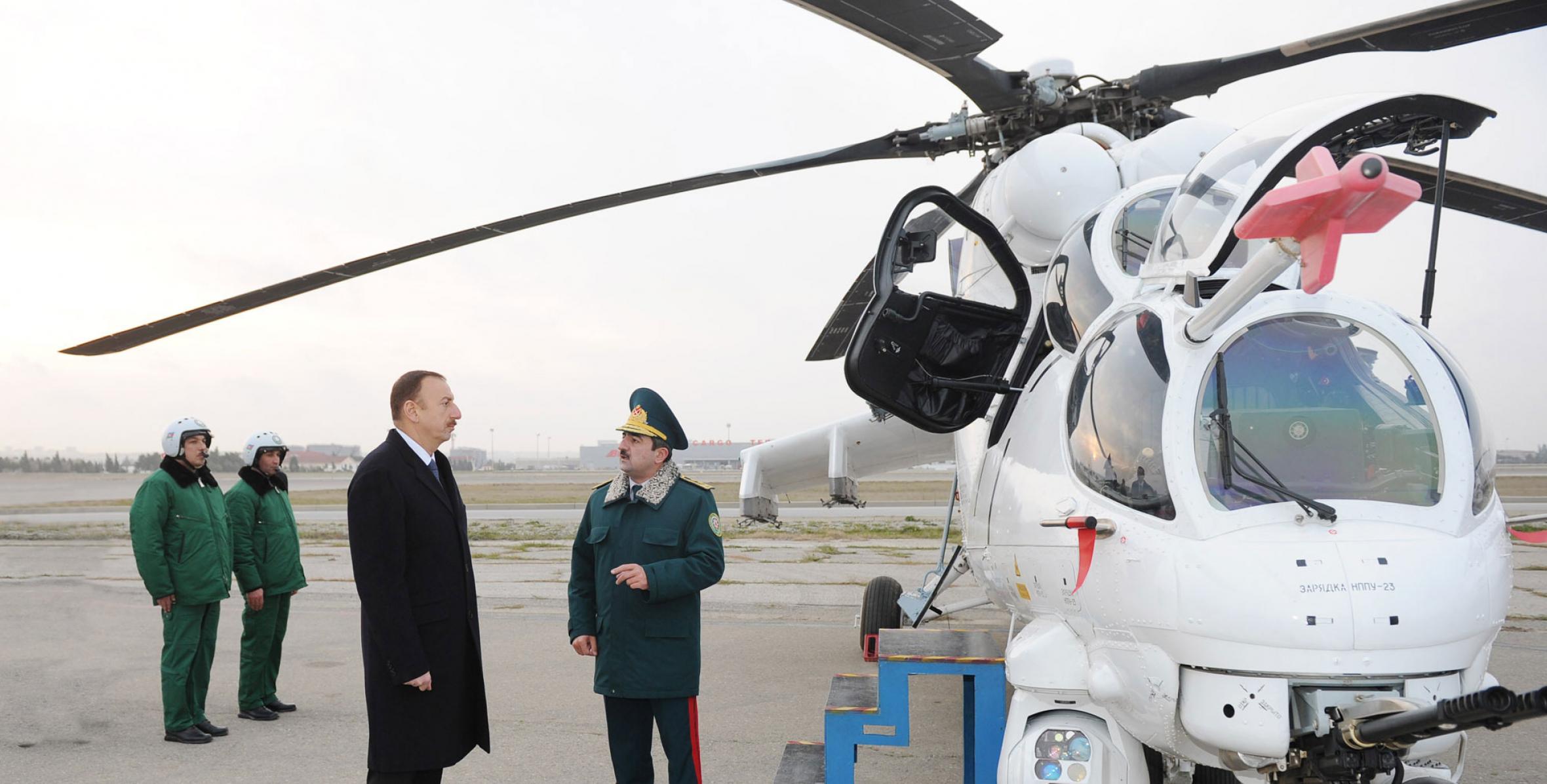 İlham Əliyev yeni gətirilmiş hərbi helikopterlərə baxış keçirmişdir