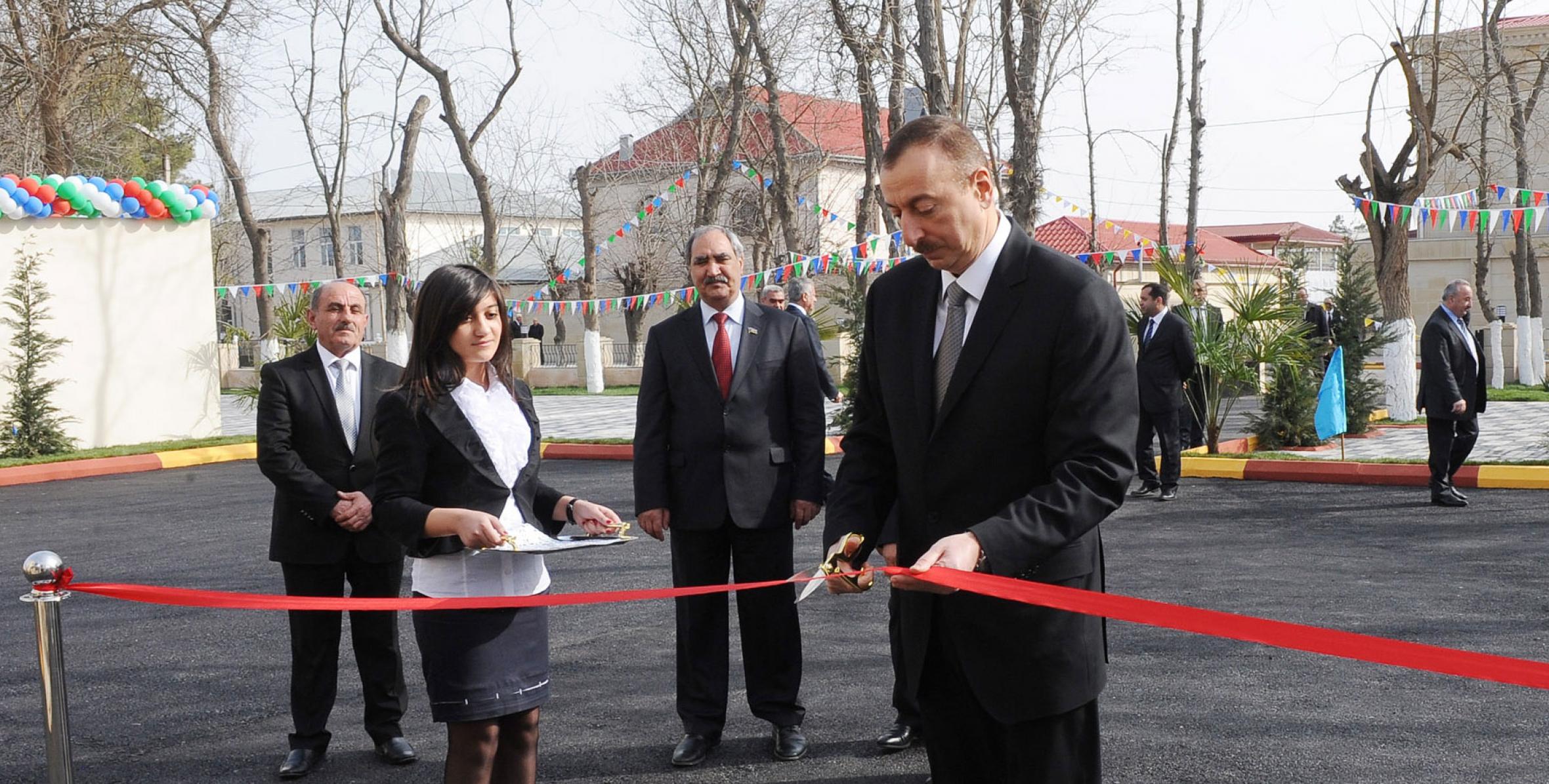 İlham Əliyev Salyanda Uşaq Texniki Yaradıcılıq Mərkəzinin açılışında iştirak etmişdir