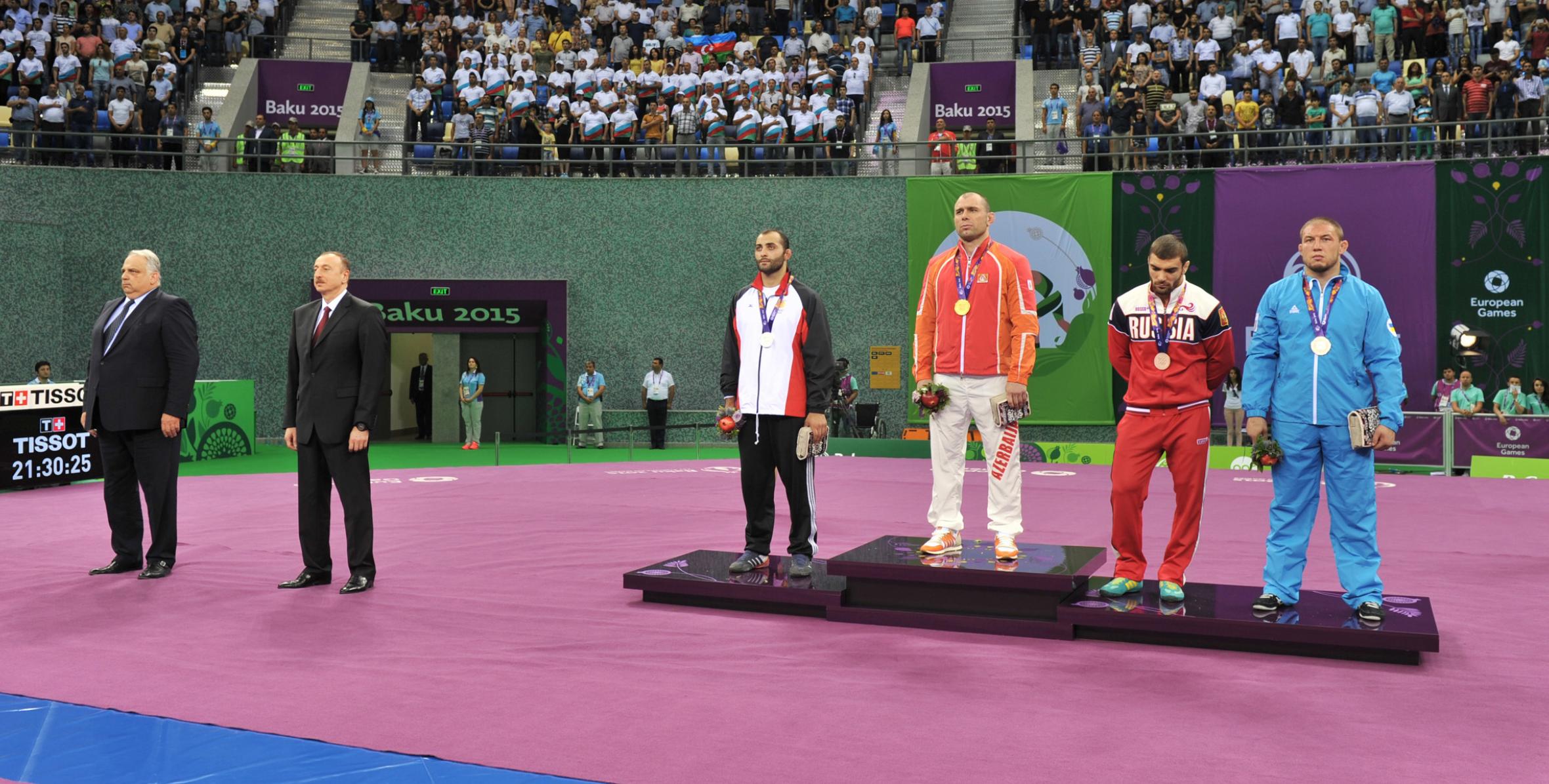 Ilham Aliyev presented the gold medal to the freestyle wrestler Khetag Gazyumov