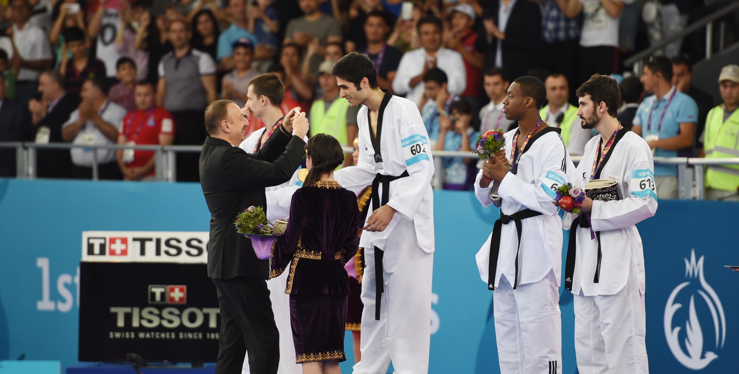 İlham Əliyev ilk Avropa Oyunlarında Azərbaycanın qazandığı 12-ci qızıl medalı qalib idmançıya təqdim etdi