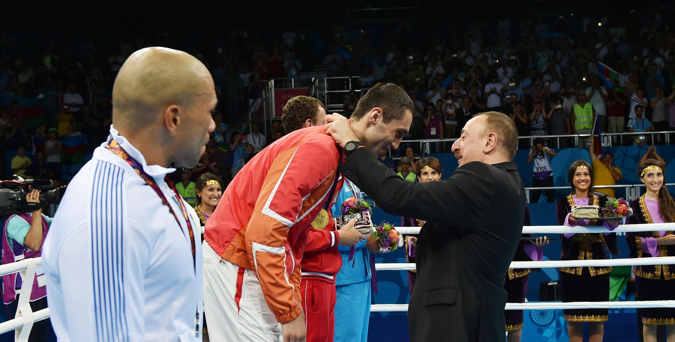 Ilham Aliyev presented Azerbaijan`s 15th gold medal to winner of the First European Games Teymur Mammadov