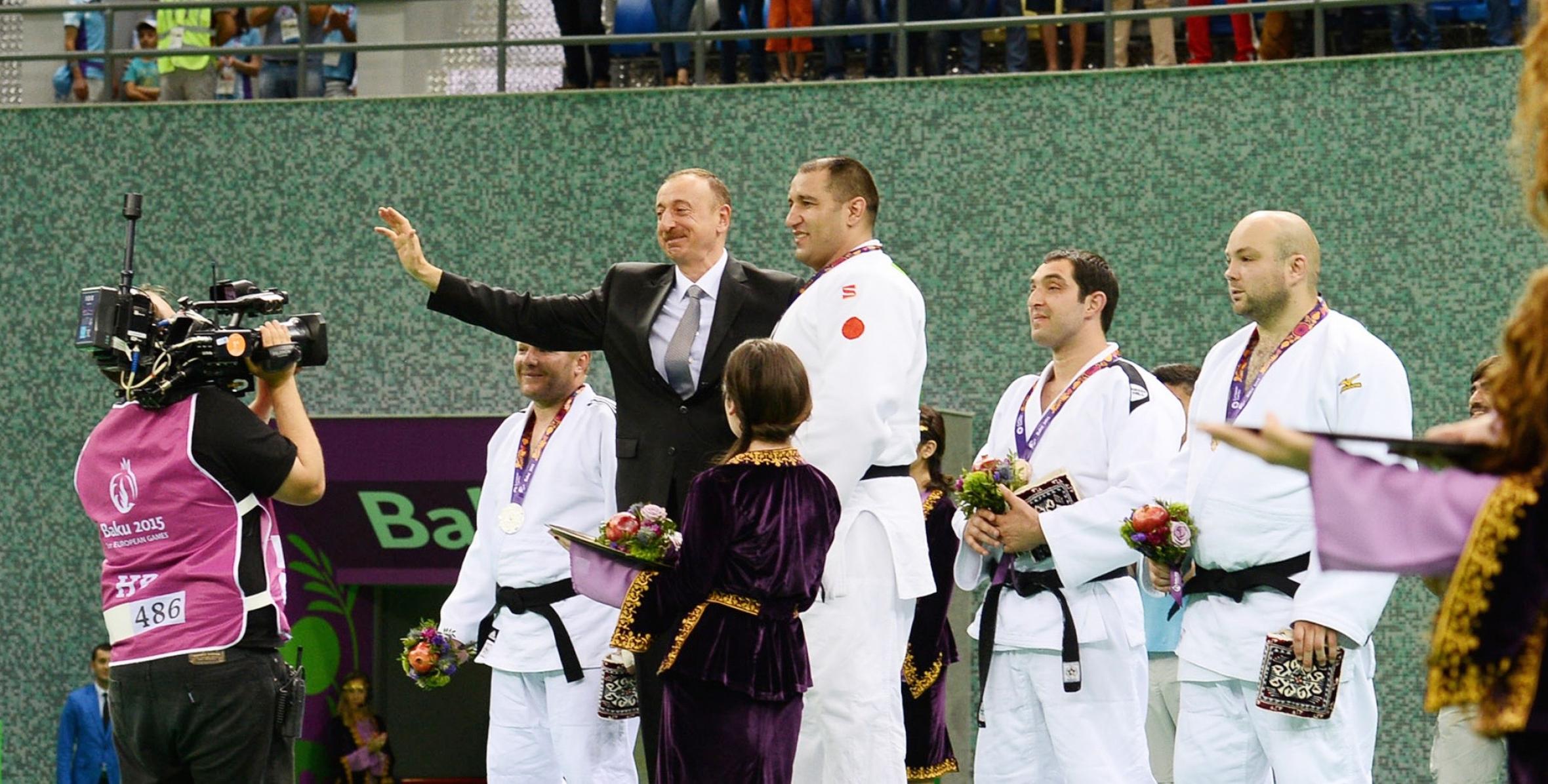 İlham Əliyev ilk Avropa Oyunlarının çempionu İlham Zəkiyevə qızıl medalı təqdim edib