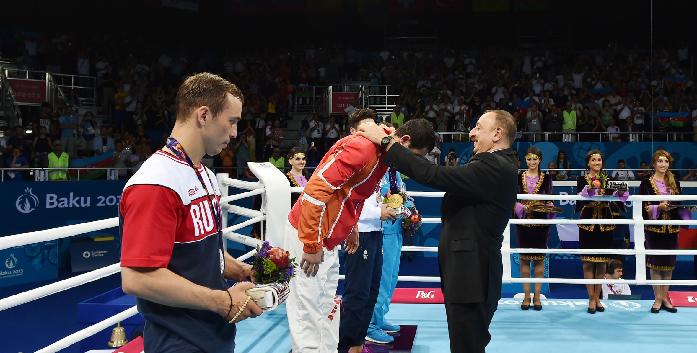 İlham Əliyev birinci Avropa Oyunlarının boks yarışlarında qalib gələn idmançılara medalları təqdim edib